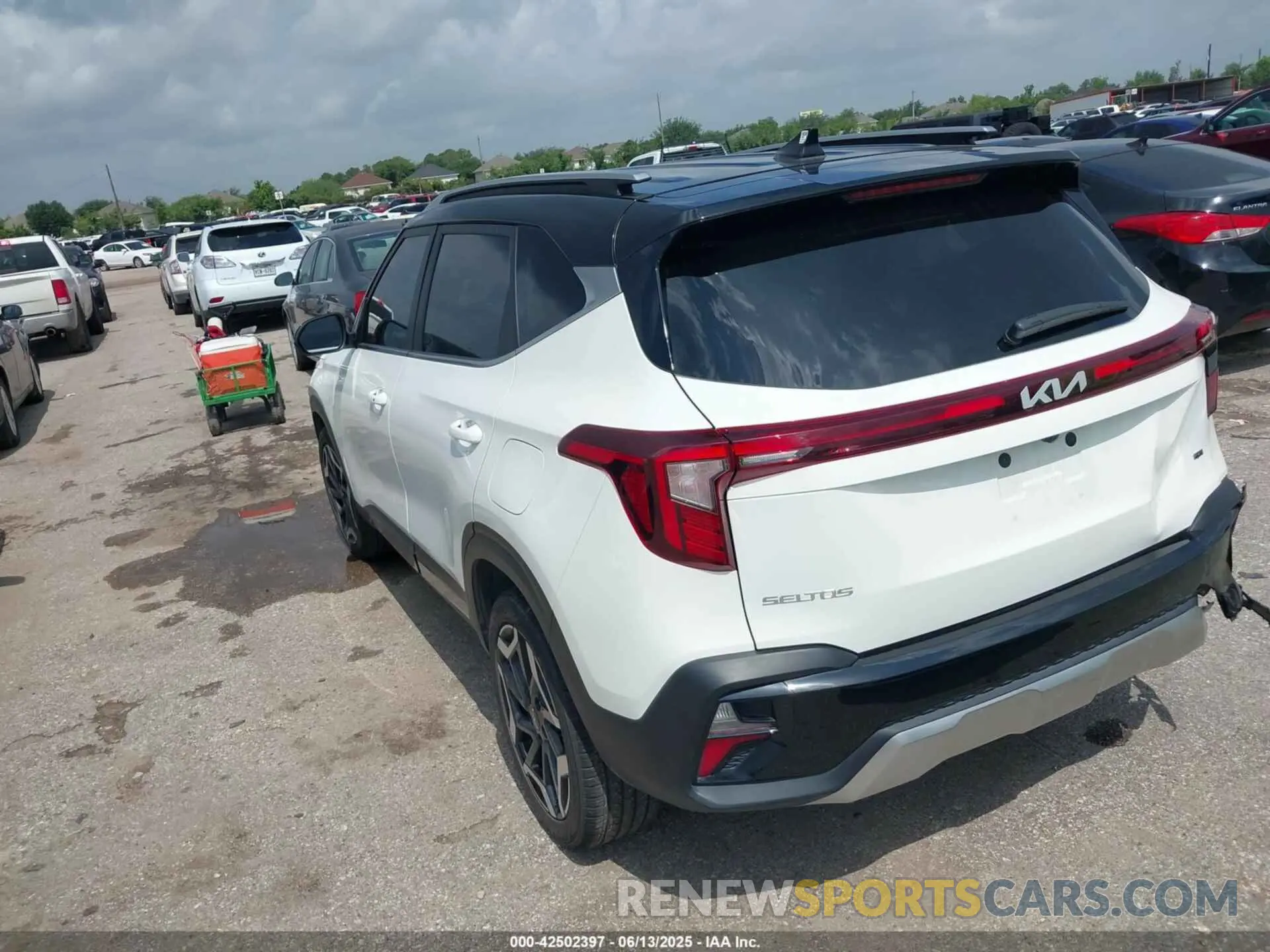 3 Photograph of a damaged car KNDETCA78R7600389 KIA SELTOS 2024