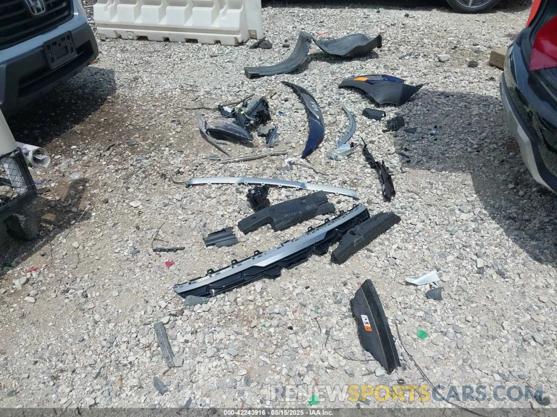 19 Photograph of a damaged car KNDEU2AA1R7543763 KIA SELTOS 2024