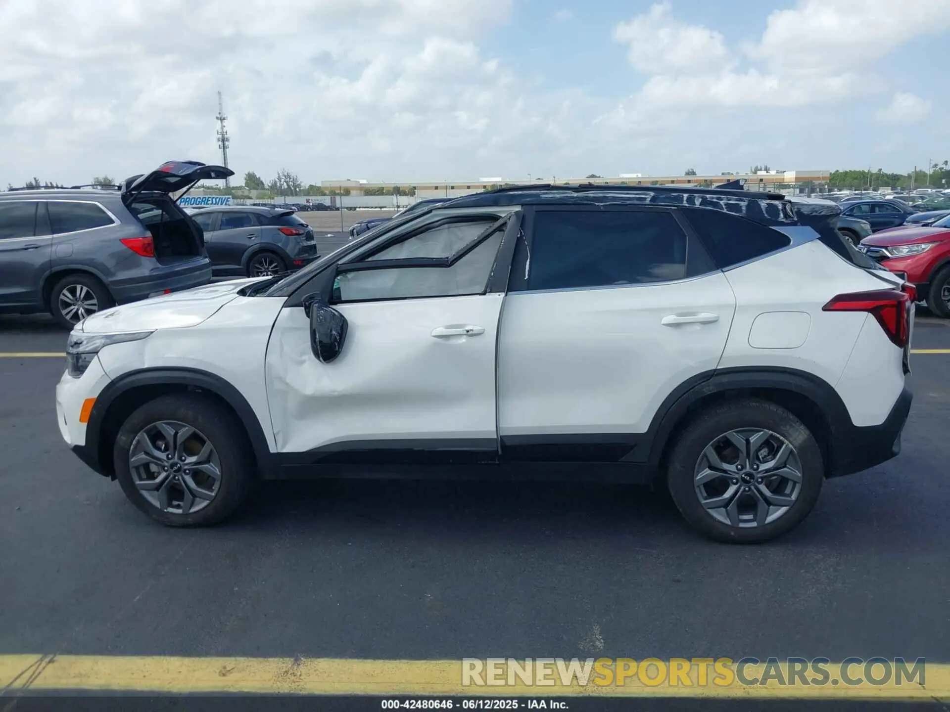 14 Photograph of a damaged car KNDEU2AA2R7629597 KIA SELTOS 2024