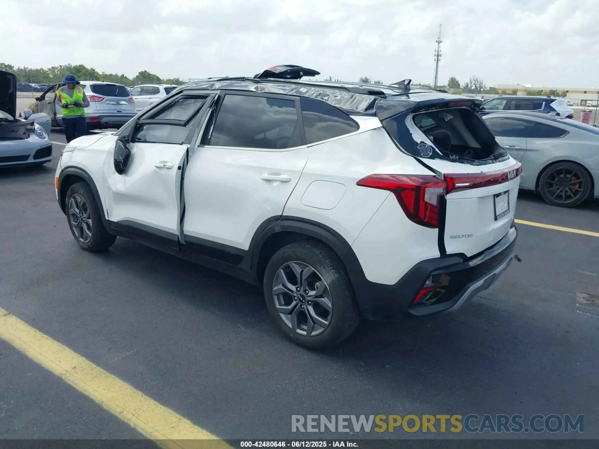 3 Photograph of a damaged car KNDEU2AA2R7629597 KIA SELTOS 2024