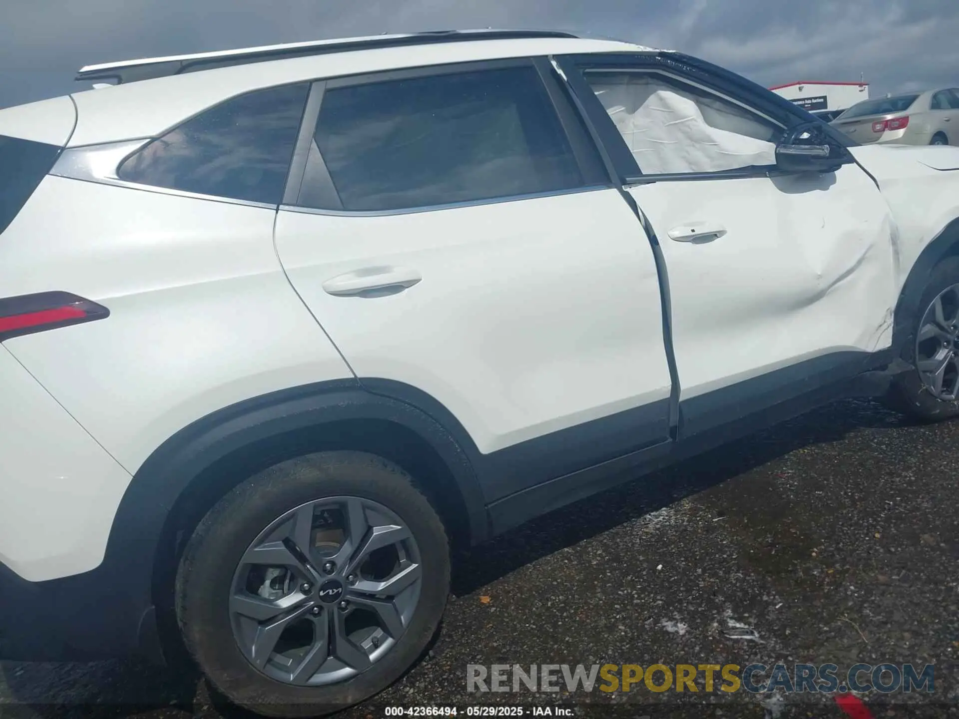 16 Photograph of a damaged car KNDEU2AA3R7590034 KIA SELTOS 2024