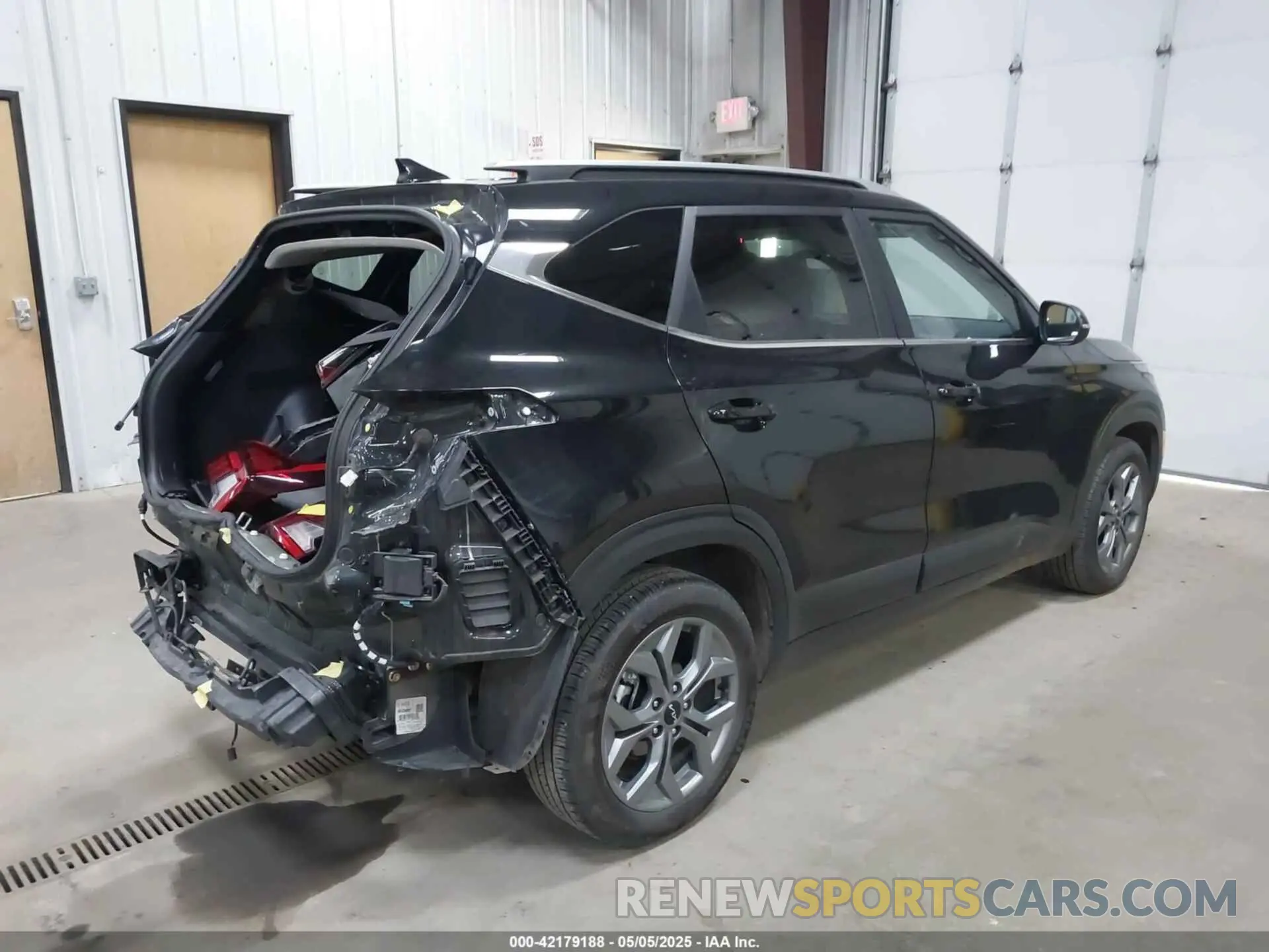 4 Photograph of a damaged car KNDEU2AA4R7527234 KIA SELTOS 2024
