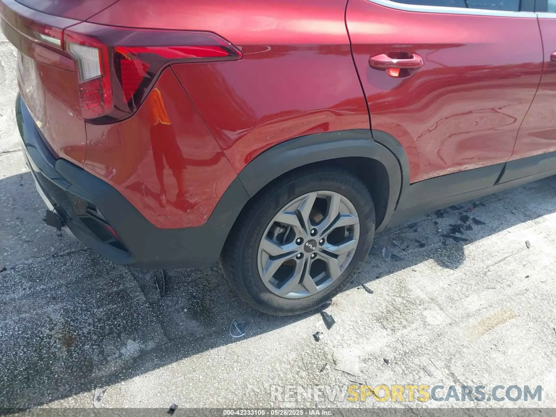 17 Photograph of a damaged car KNDEU2AA6R7498593 KIA SELTOS 2024