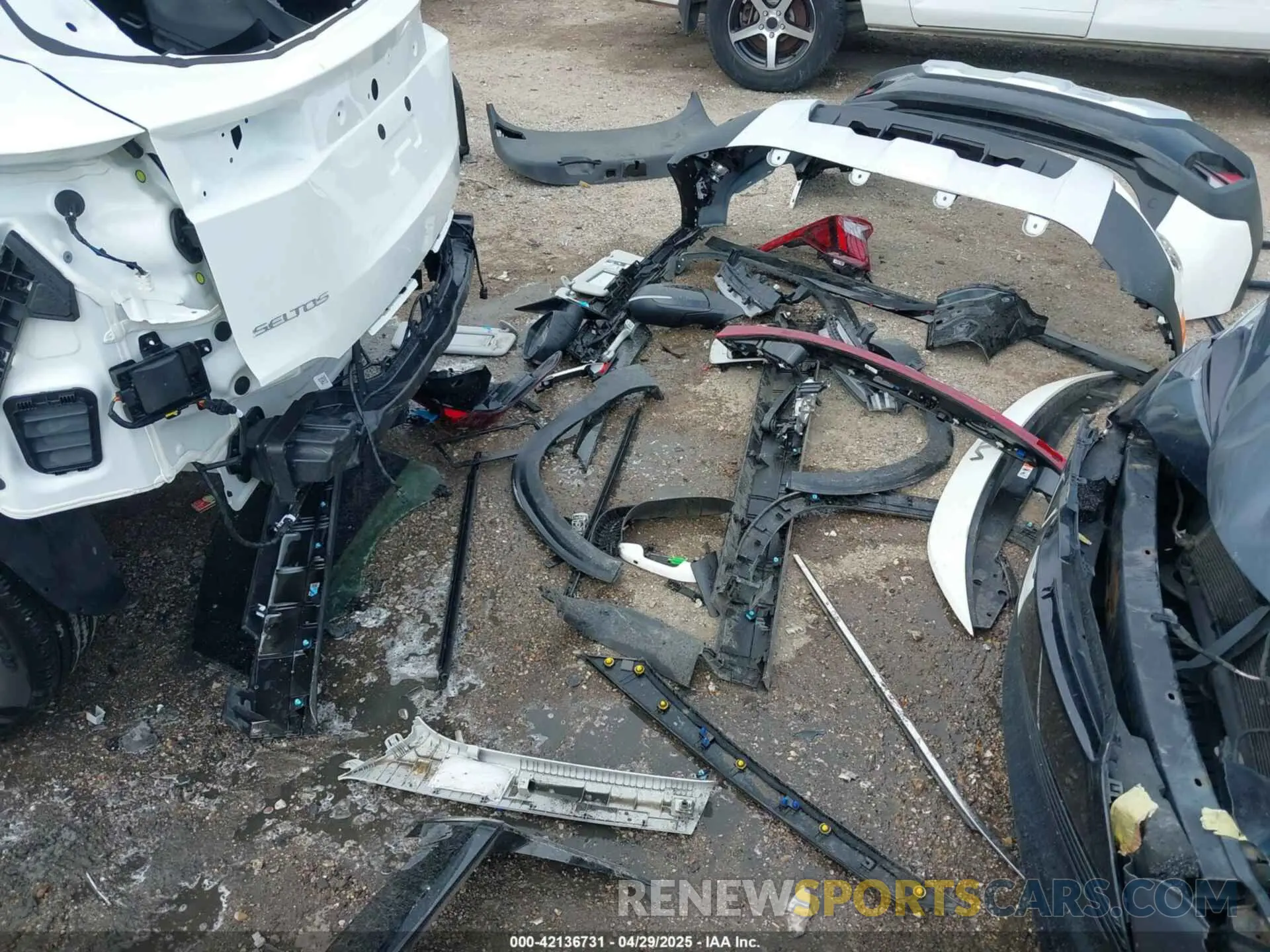 18 Photograph of a damaged car KNDEU2AA9R7665996 KIA SELTOS 2024