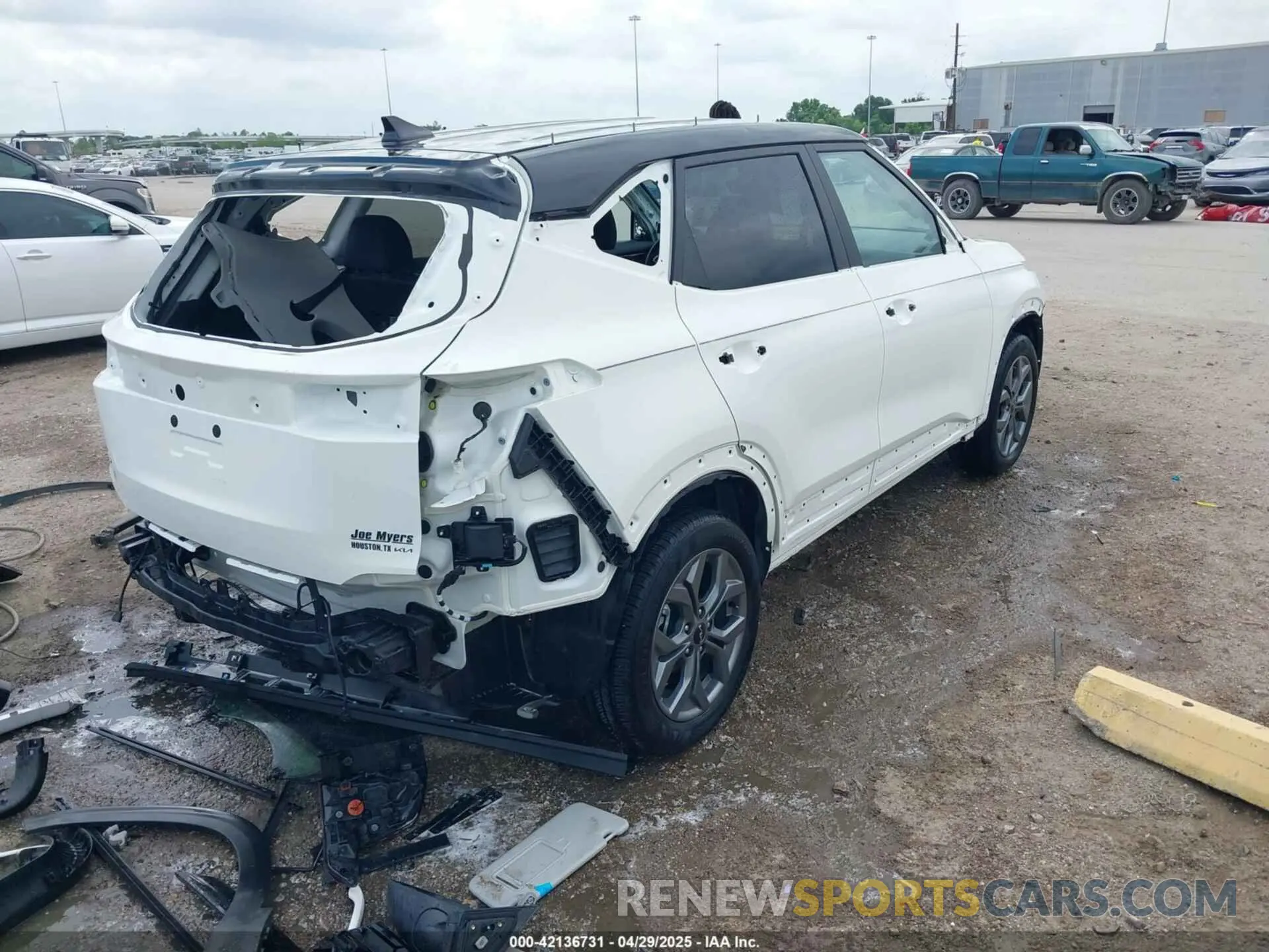4 Photograph of a damaged car KNDEU2AA9R7665996 KIA SELTOS 2024
