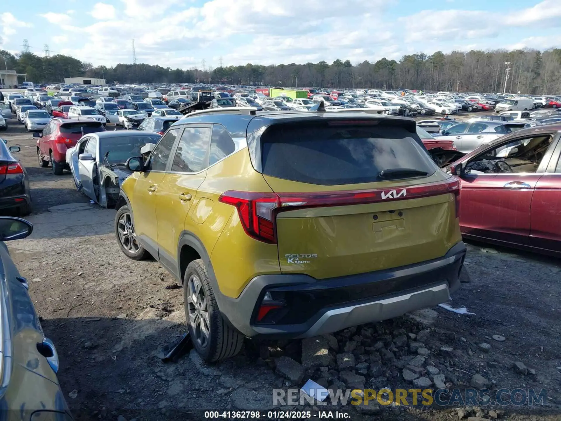 3 Photograph of a damaged car KNDEU2AAXR7588765 KIA SELTOS 2024