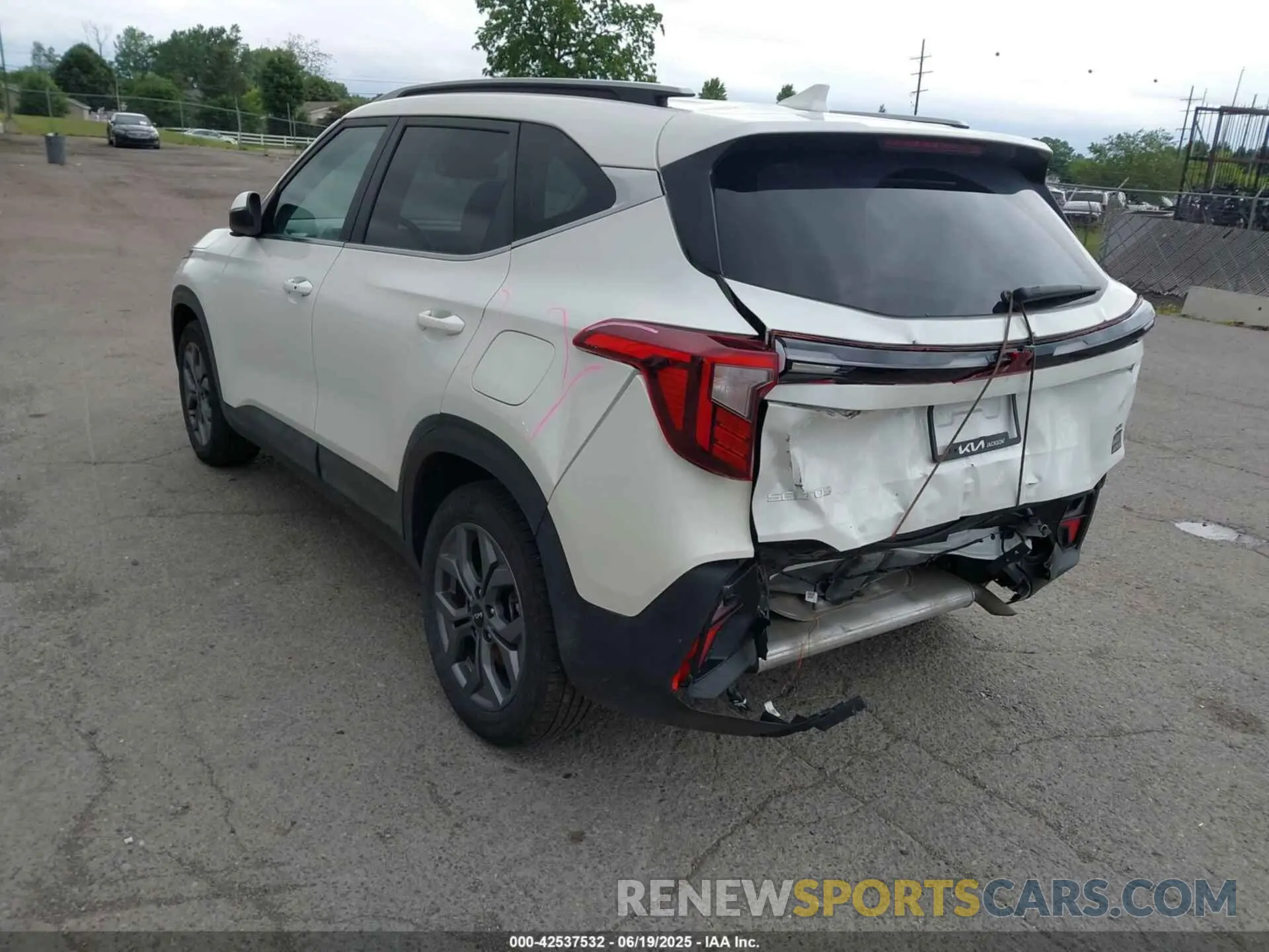 3 Photograph of a damaged car KNDEUCAA0R7619575 KIA SELTOS 2024