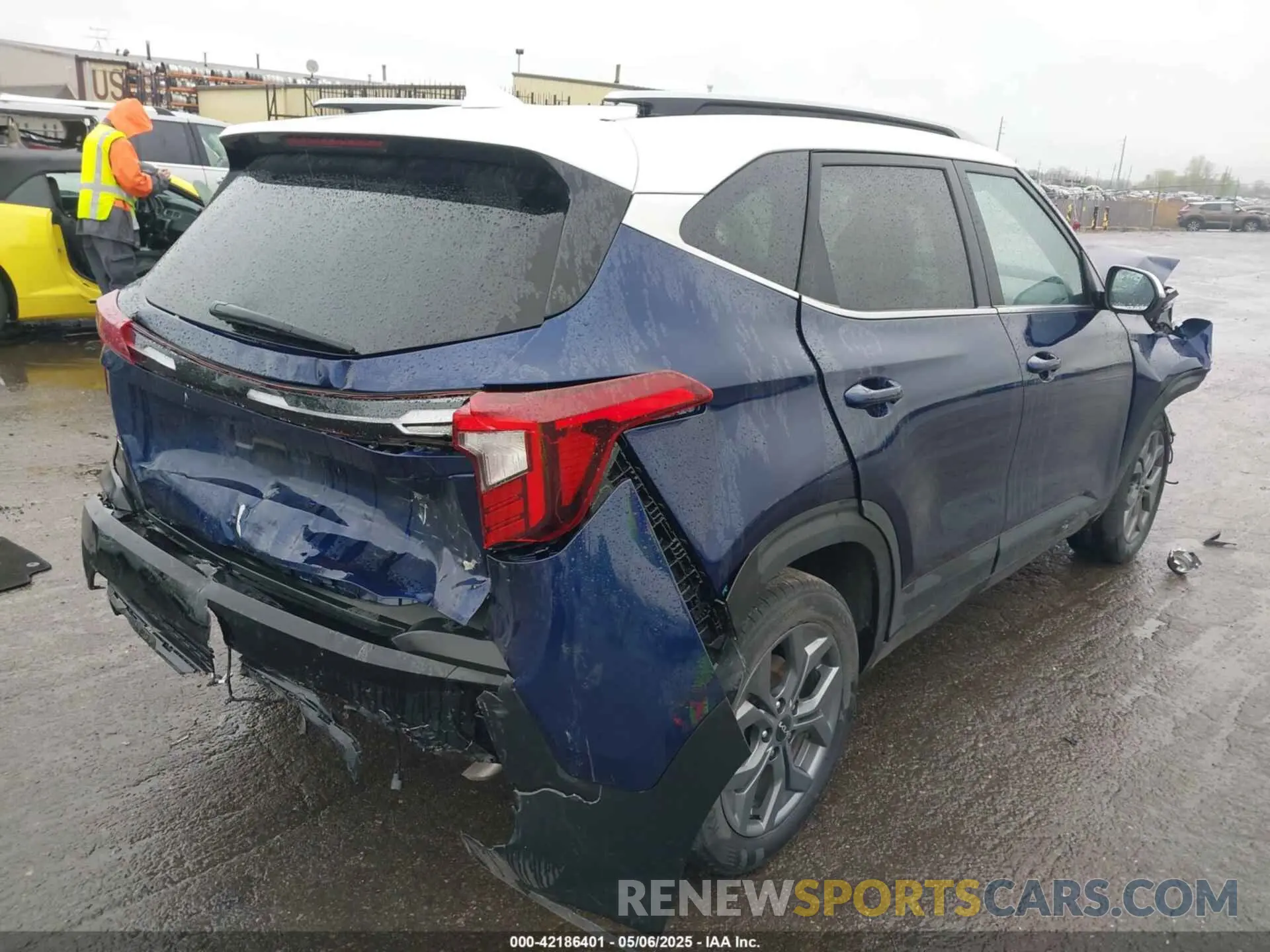 4 Photograph of a damaged car KNDEUCAA6R7487387 KIA SELTOS 2024