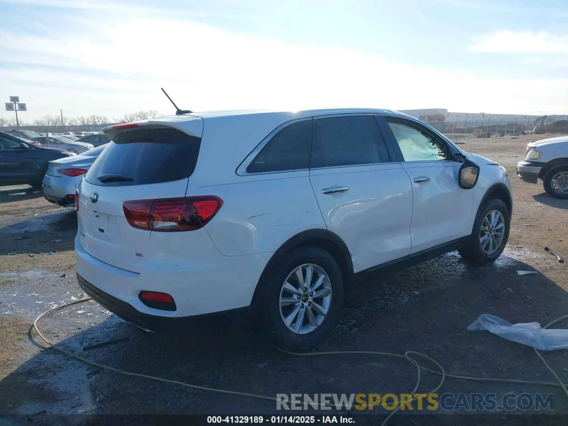 4 Photograph of a damaged car 5XYPG4A30KG436287 KIA SORENTO 2019