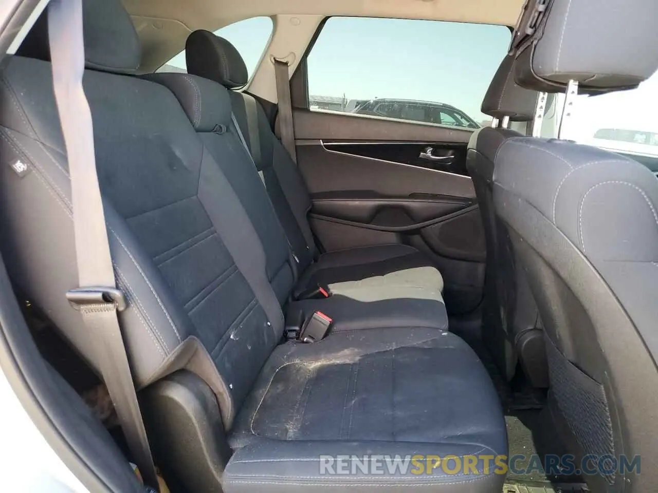 11 Photograph of a damaged car 5XYPG4A30KG449573 KIA SORENTO 2019