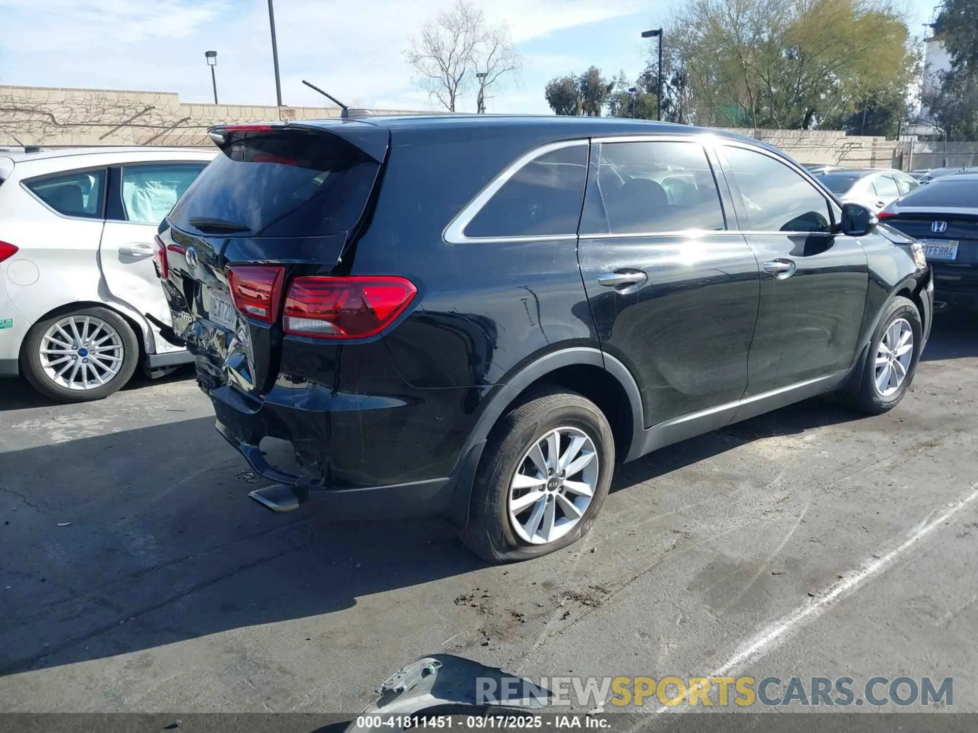 4 Photograph of a damaged car 5XYPG4A30KG465482 KIA SORENTO 2019