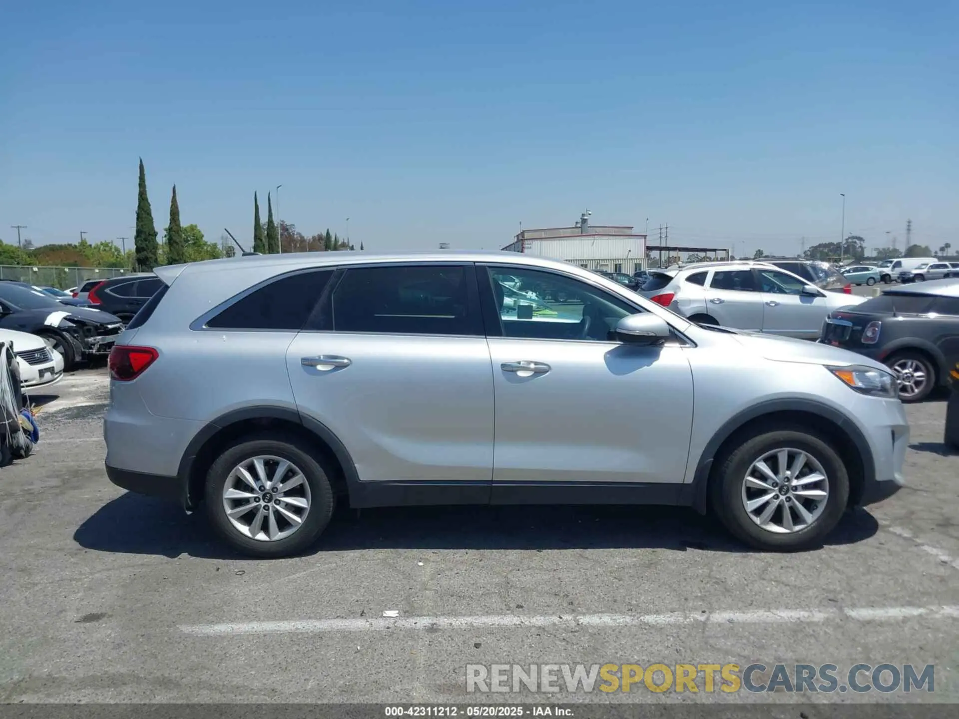12 Photograph of a damaged car 5XYPG4A30KG476739 KIA SORENTO 2019