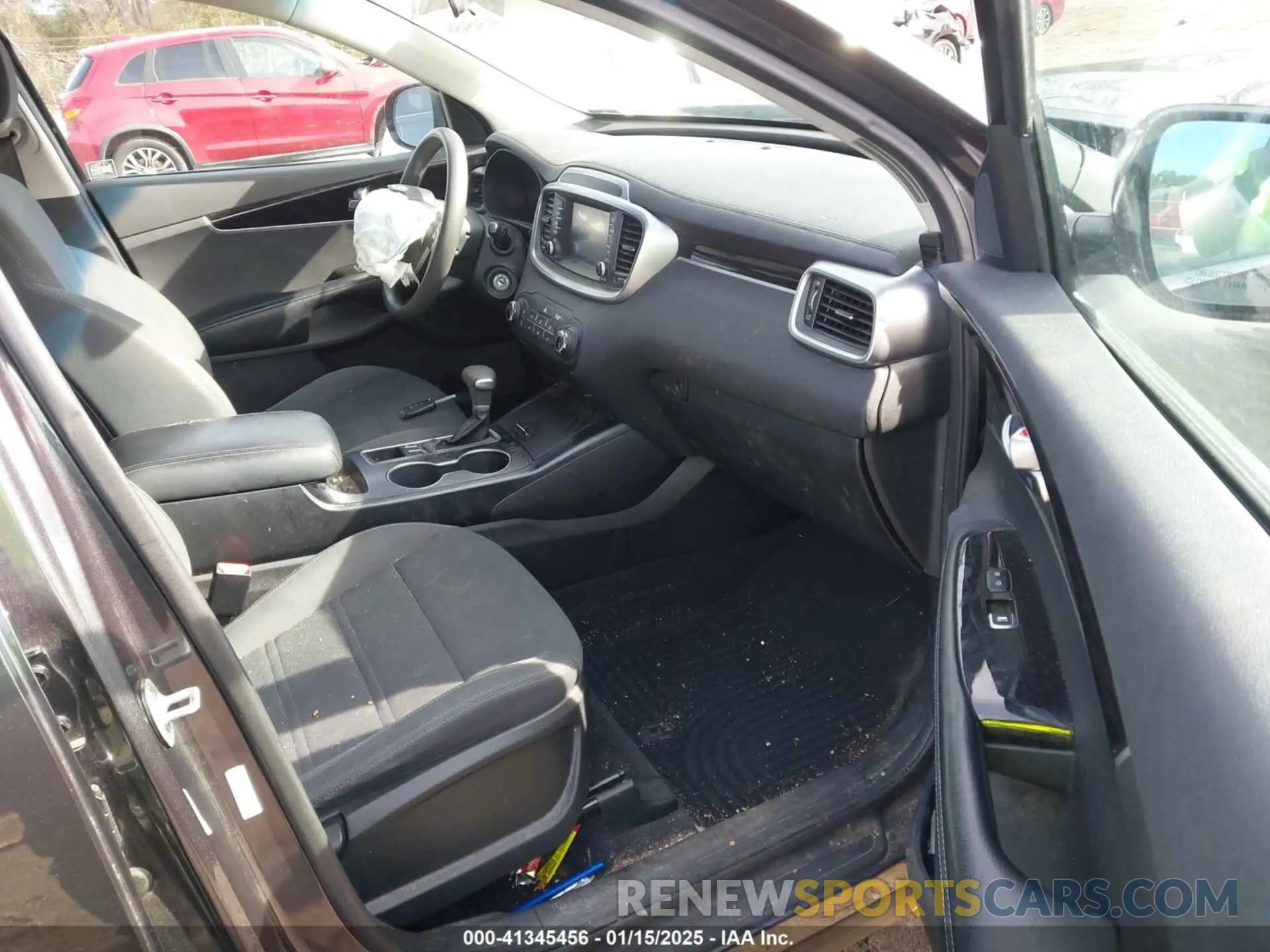 5 Photograph of a damaged car 5XYPG4A30KG476773 KIA SORENTO 2019