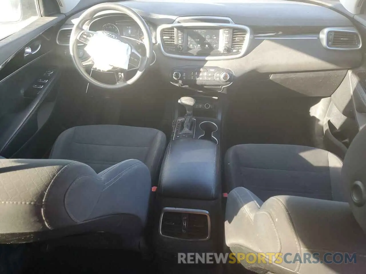 8 Photograph of a damaged car 5XYPG4A30KG508444 KIA SORENTO 2019
