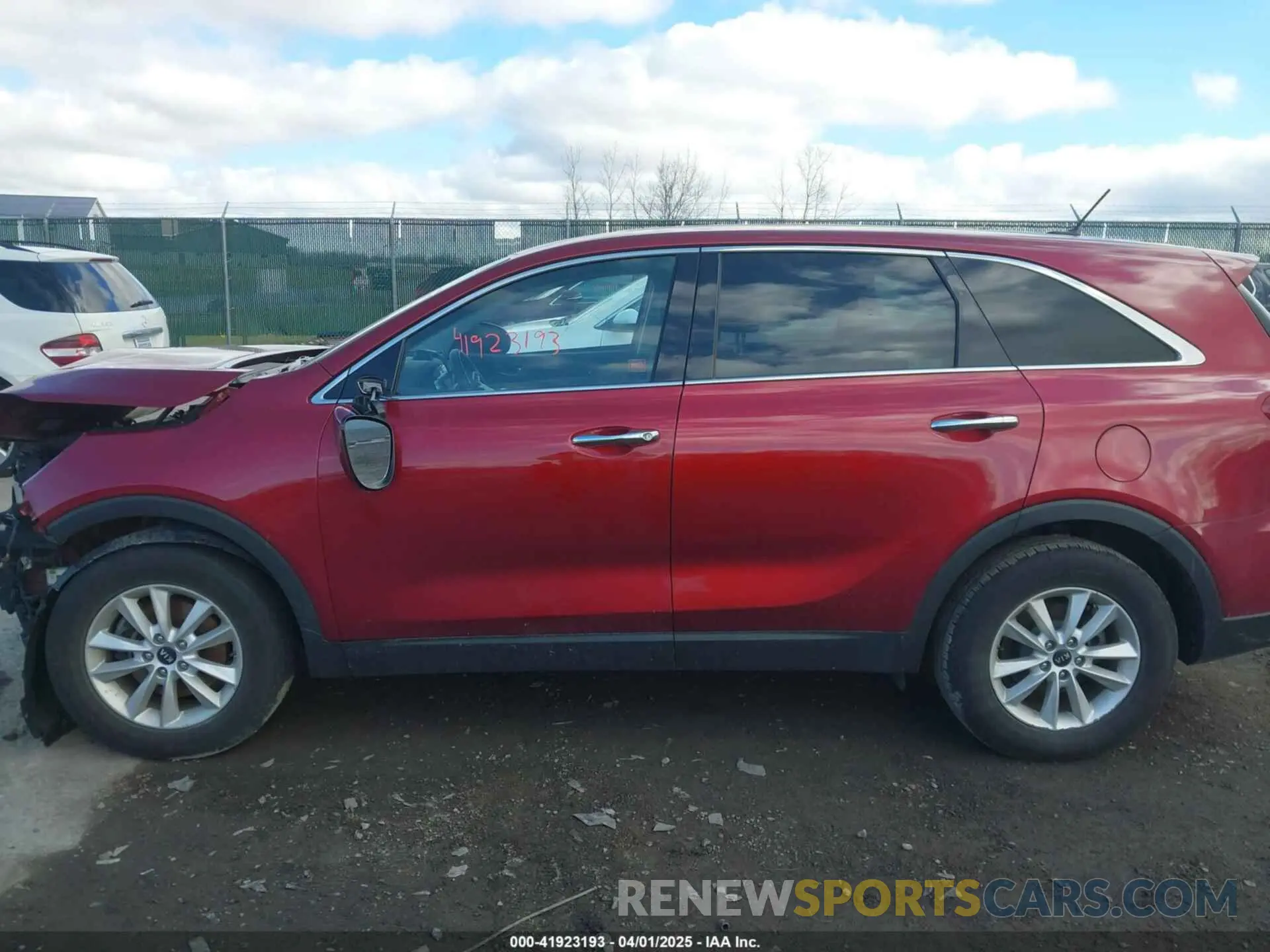 14 Photograph of a damaged car 5XYPG4A30KG520741 KIA SORENTO 2019