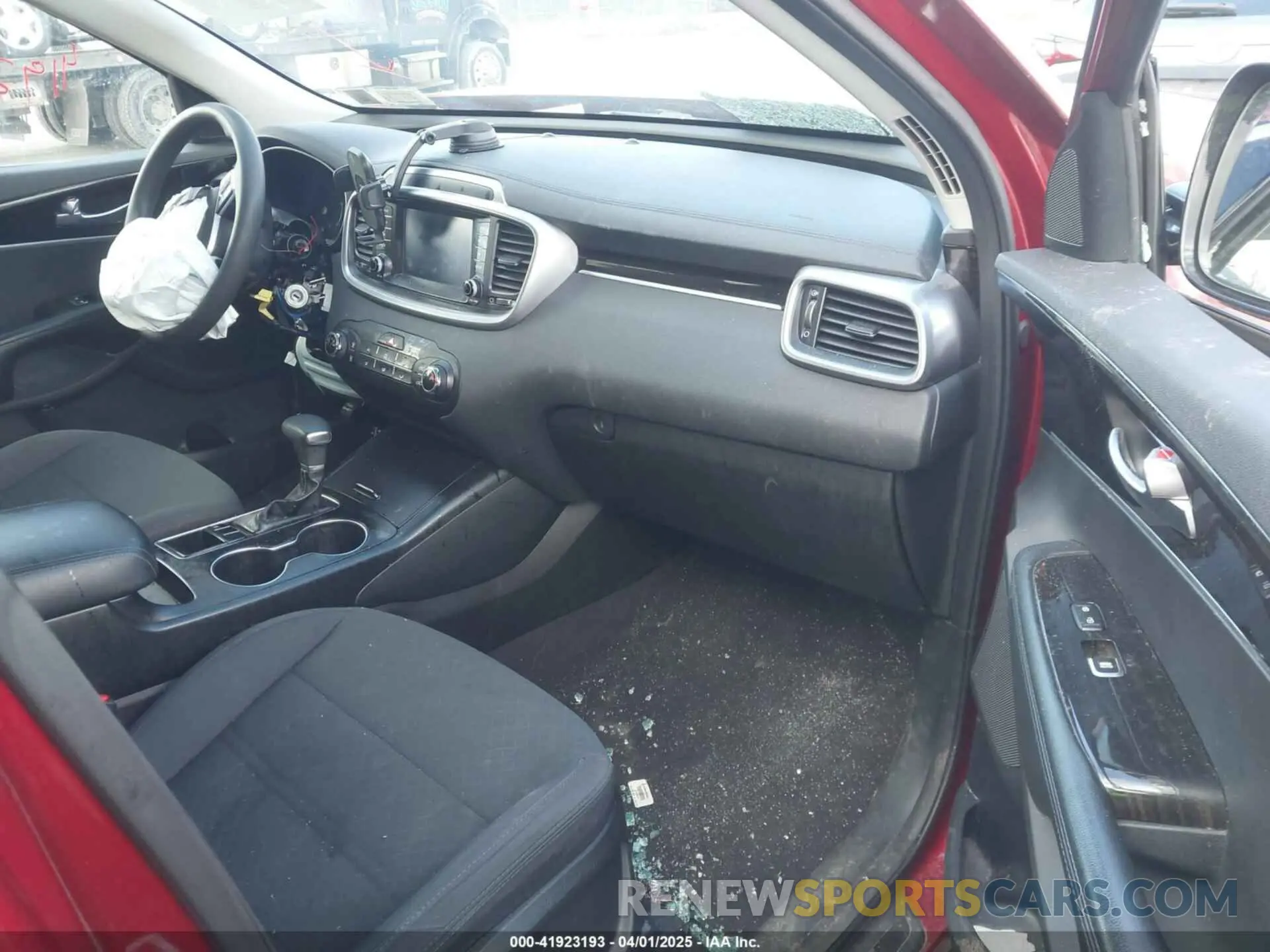 5 Photograph of a damaged car 5XYPG4A30KG520741 KIA SORENTO 2019