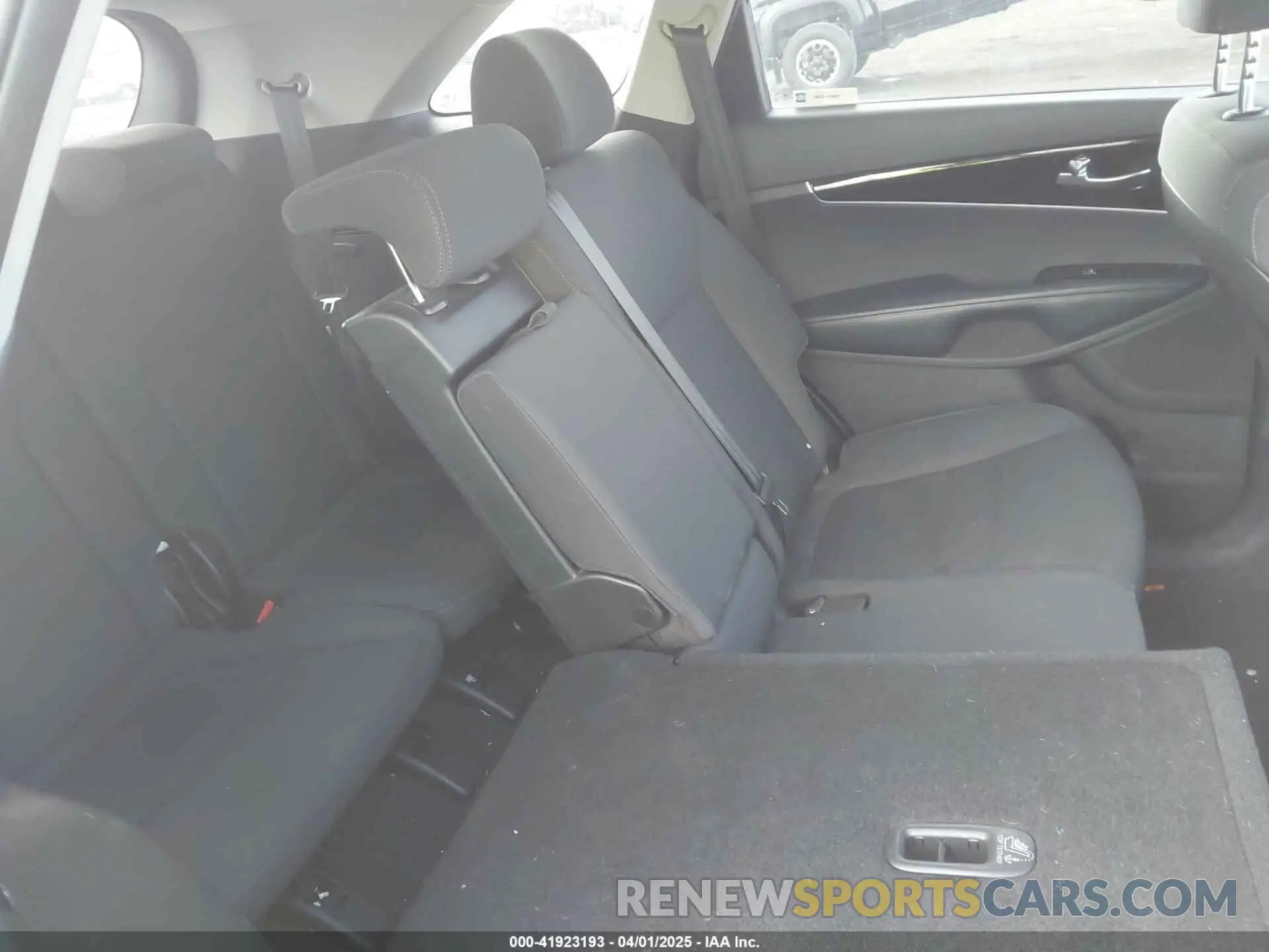 8 Photograph of a damaged car 5XYPG4A30KG520741 KIA SORENTO 2019