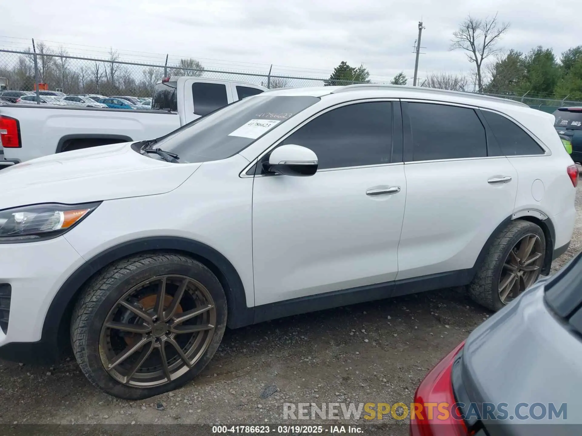 14 Photograph of a damaged car 5XYPG4A30KG524272 KIA SORENTO 2019