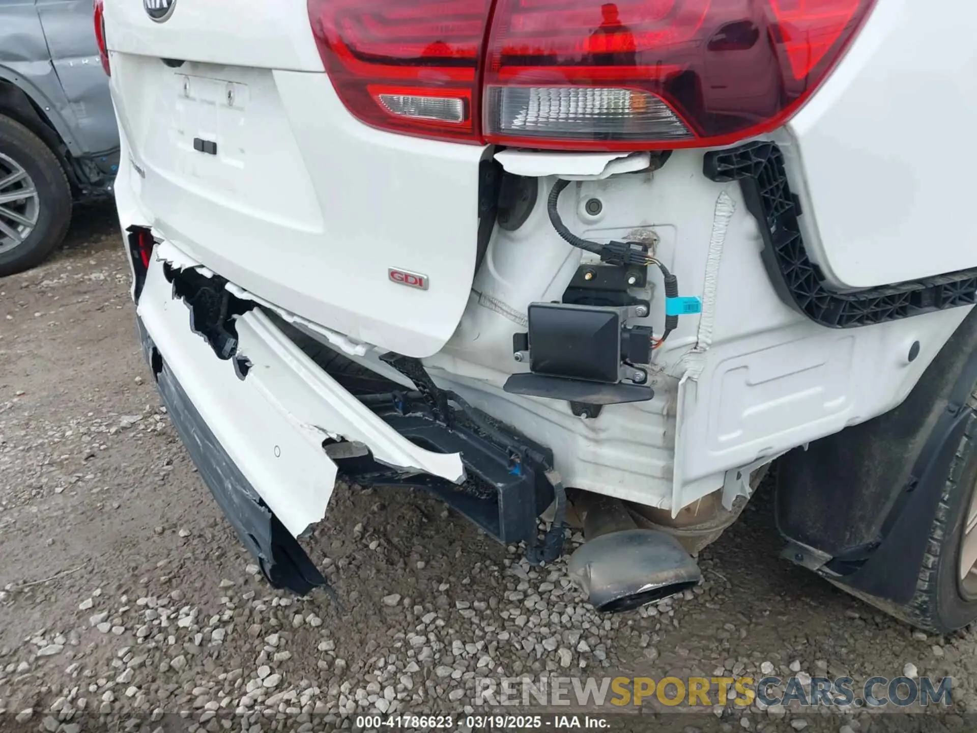 17 Photograph of a damaged car 5XYPG4A30KG524272 KIA SORENTO 2019