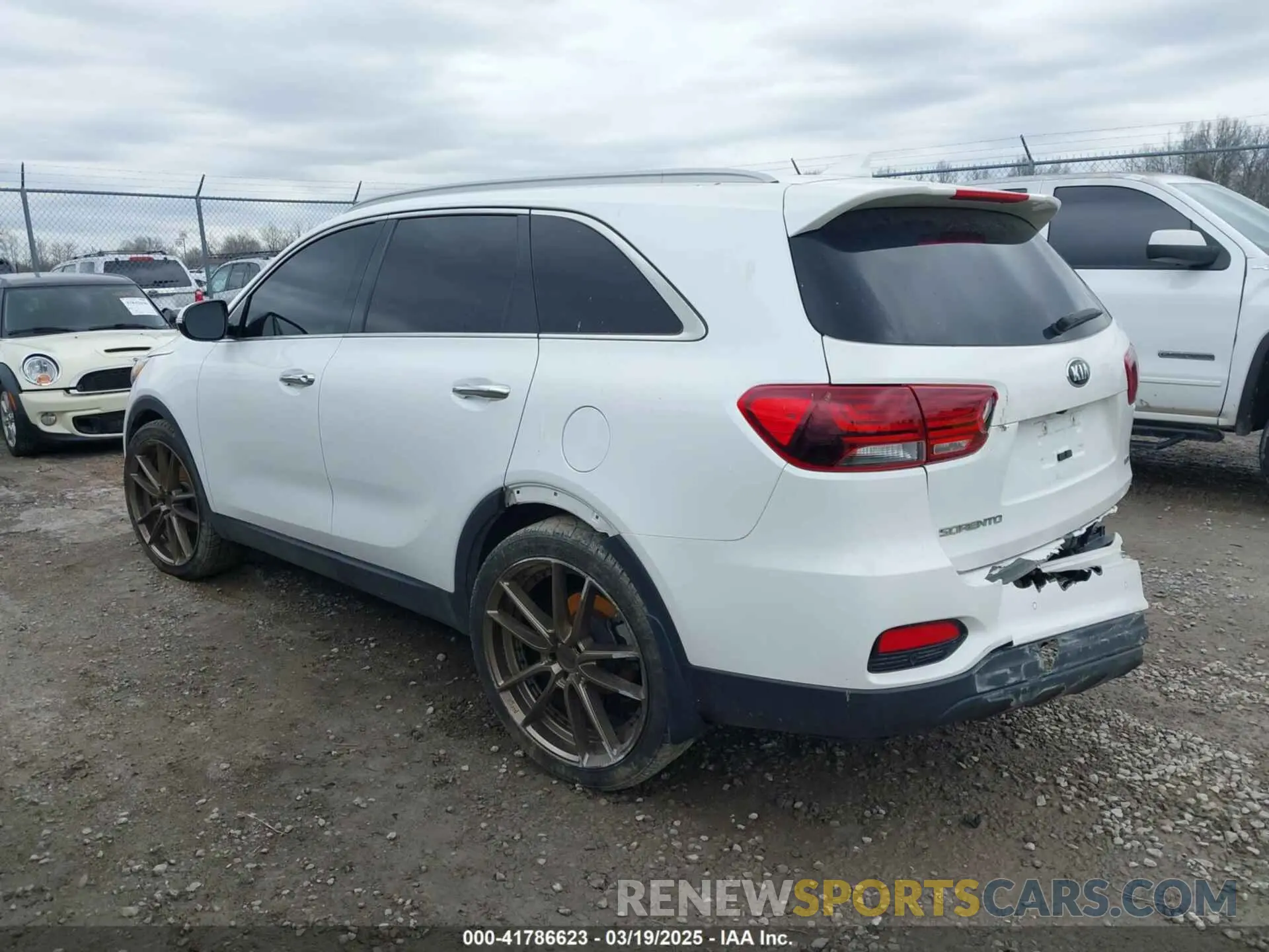 3 Photograph of a damaged car 5XYPG4A30KG524272 KIA SORENTO 2019