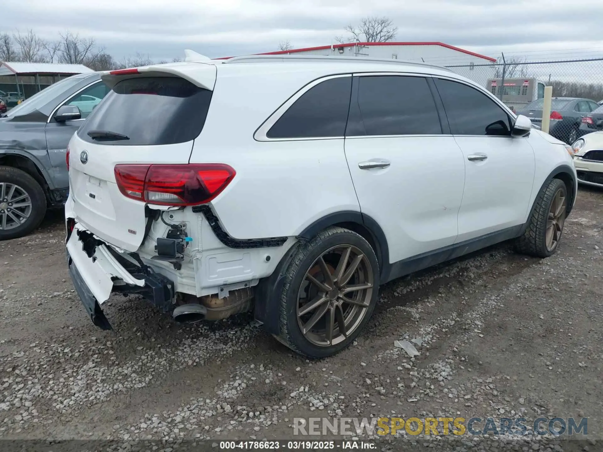 4 Photograph of a damaged car 5XYPG4A30KG524272 KIA SORENTO 2019
