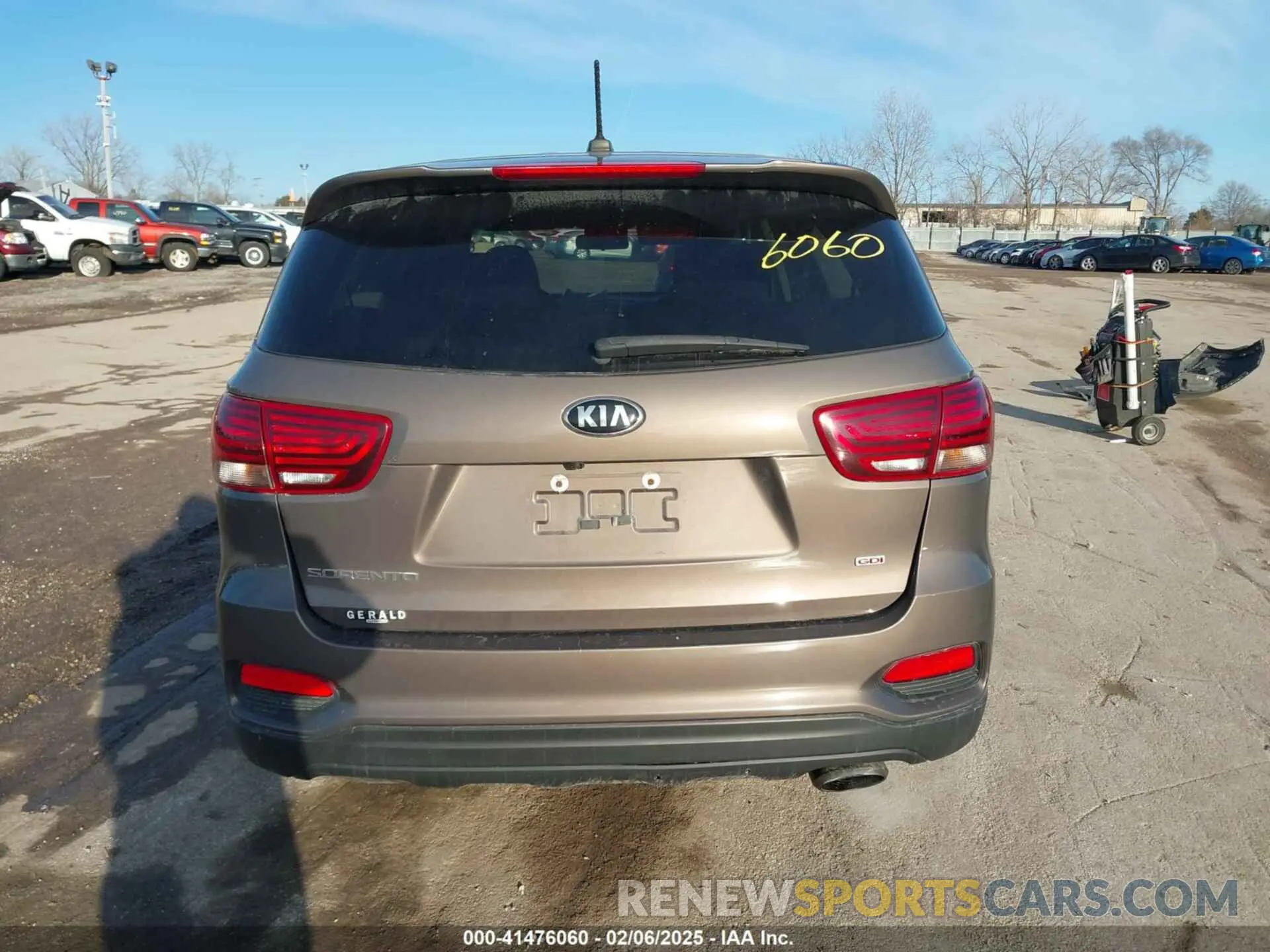 16 Photograph of a damaged car 5XYPG4A30KG532033 KIA SORENTO 2019