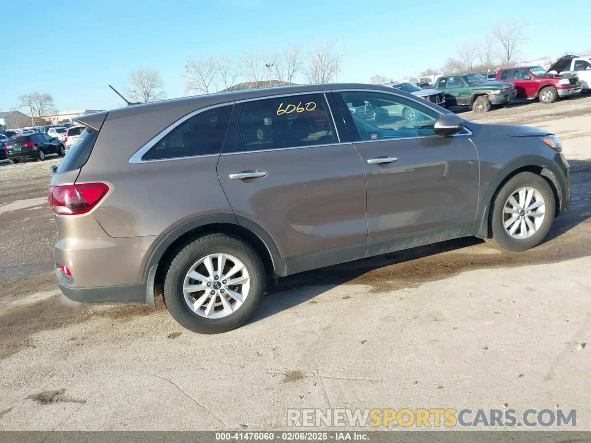 4 Photograph of a damaged car 5XYPG4A30KG532033 KIA SORENTO 2019