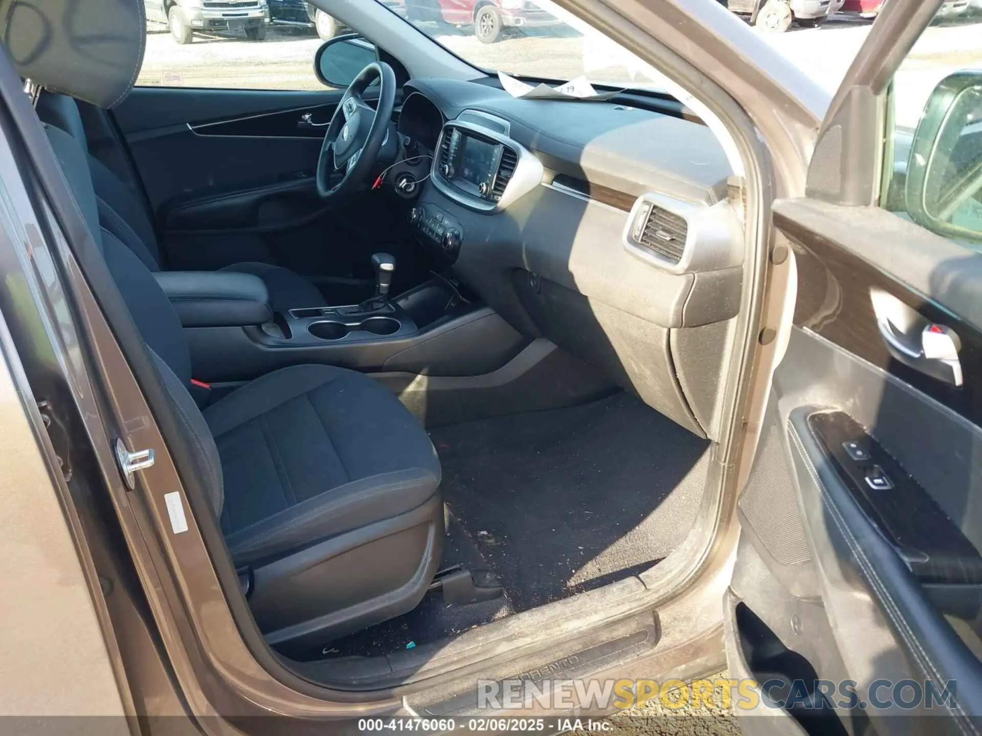 5 Photograph of a damaged car 5XYPG4A30KG532033 KIA SORENTO 2019