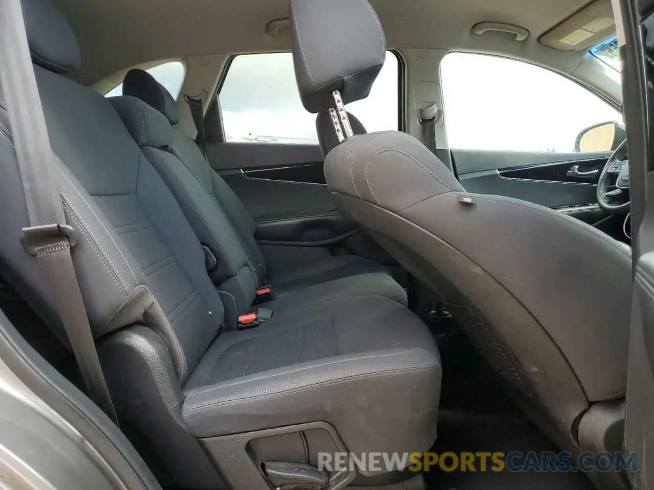 10 Photograph of a damaged car 5XYPG4A30KG552508 KIA SORENTO 2019