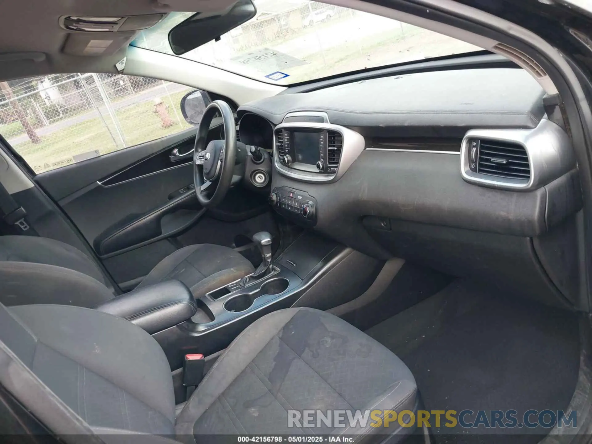 5 Photograph of a damaged car 5XYPG4A30KG560480 KIA SORENTO 2019