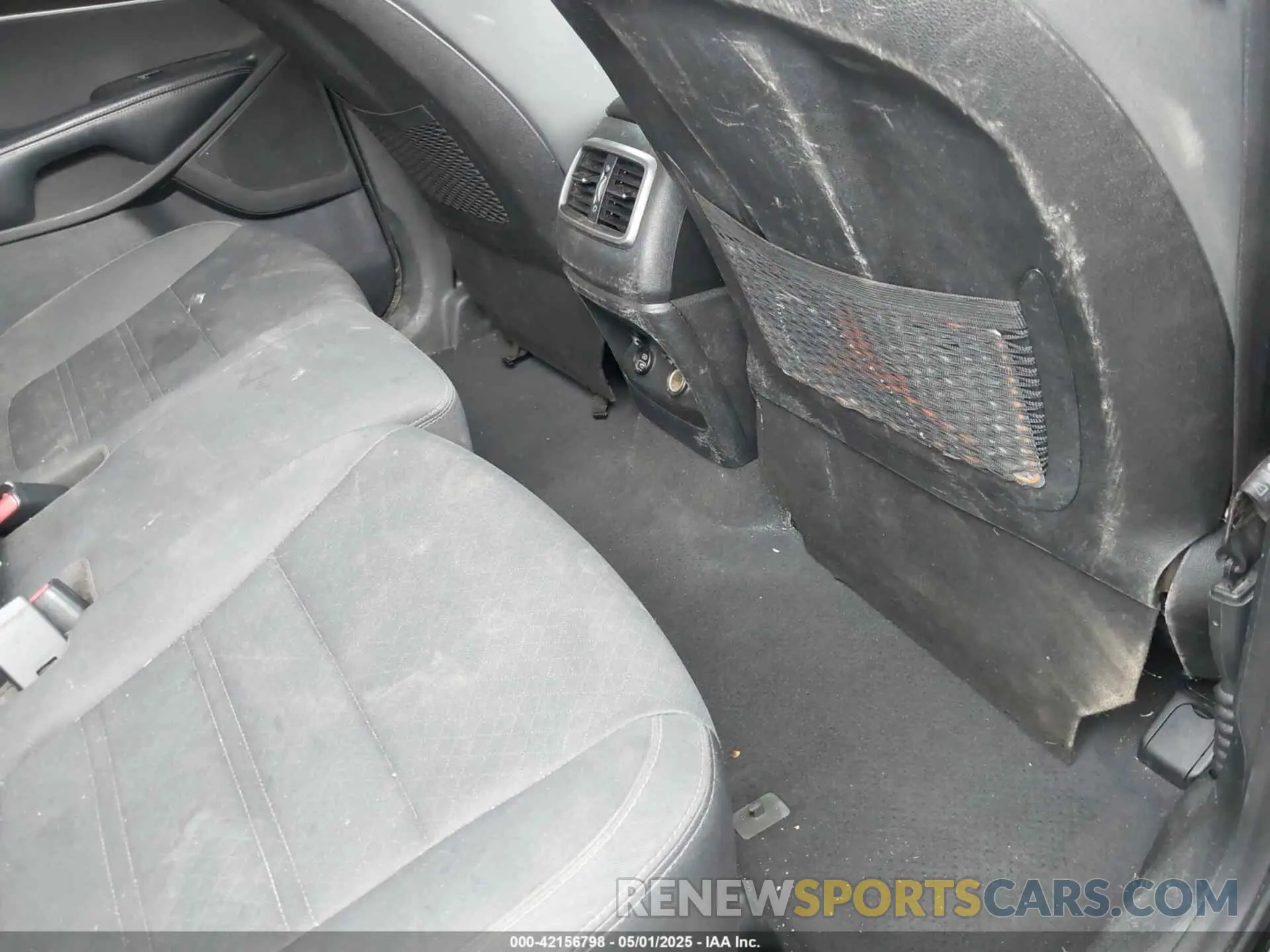 8 Photograph of a damaged car 5XYPG4A30KG560480 KIA SORENTO 2019