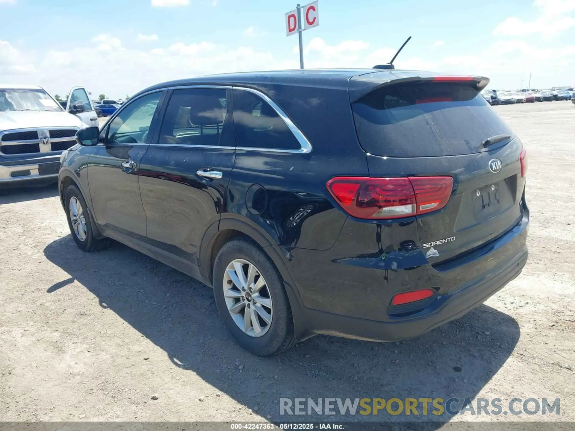 3 Photograph of a damaged car 5XYPG4A30KG574962 KIA SORENTO 2019