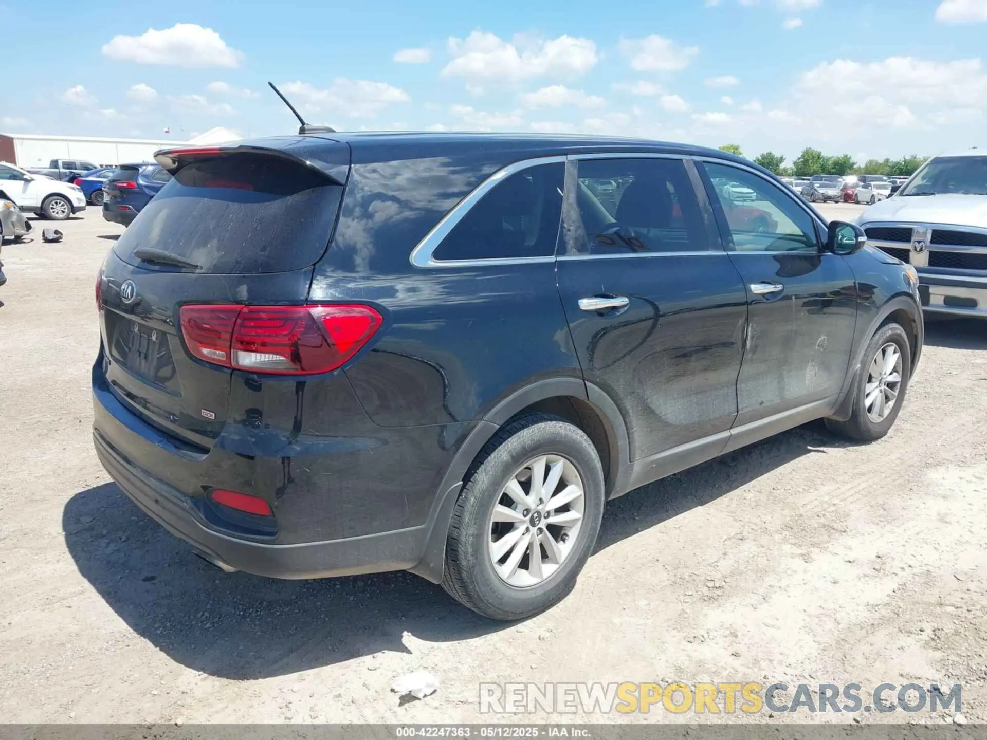 4 Photograph of a damaged car 5XYPG4A30KG574962 KIA SORENTO 2019