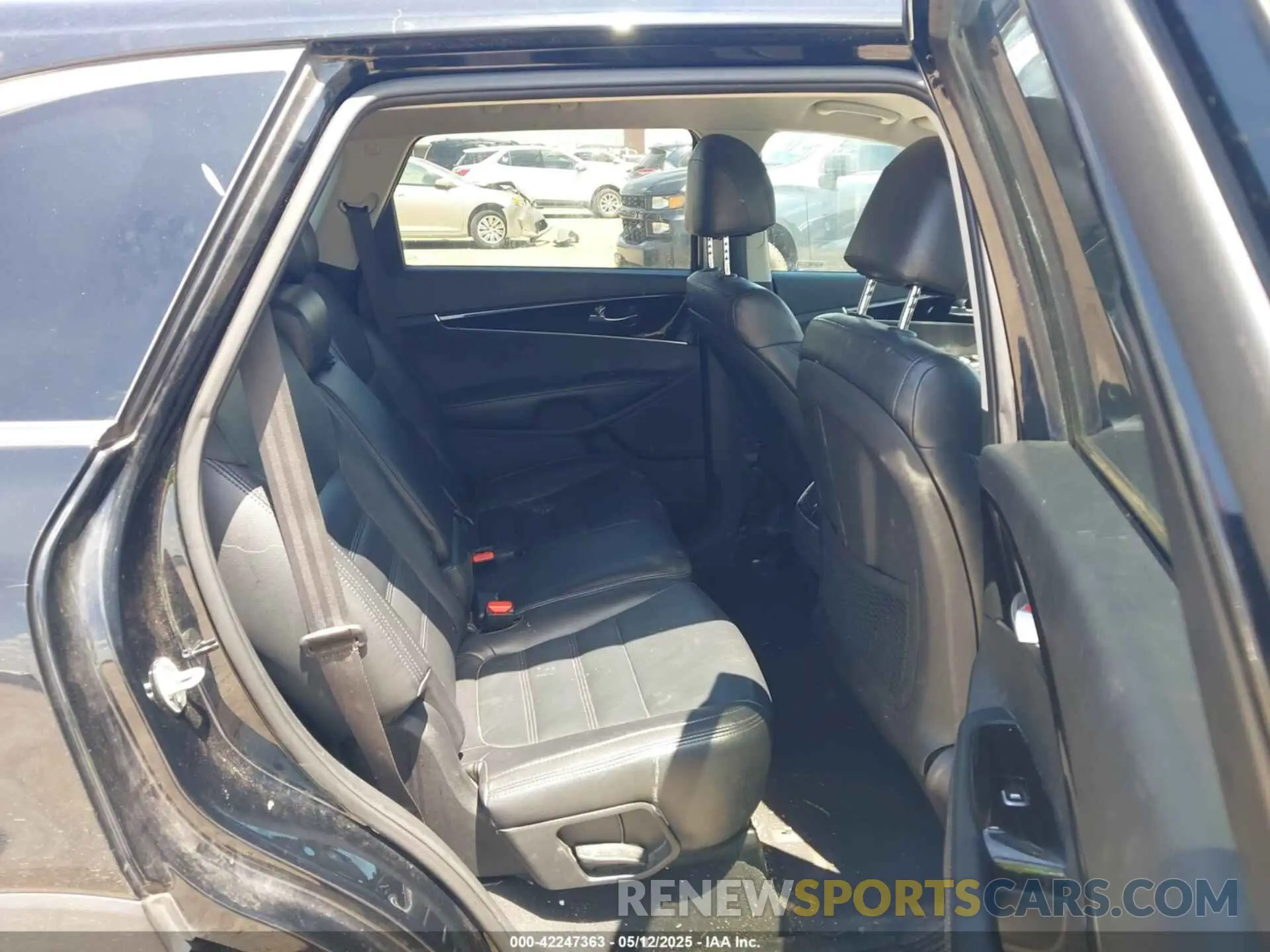8 Photograph of a damaged car 5XYPG4A30KG574962 KIA SORENTO 2019
