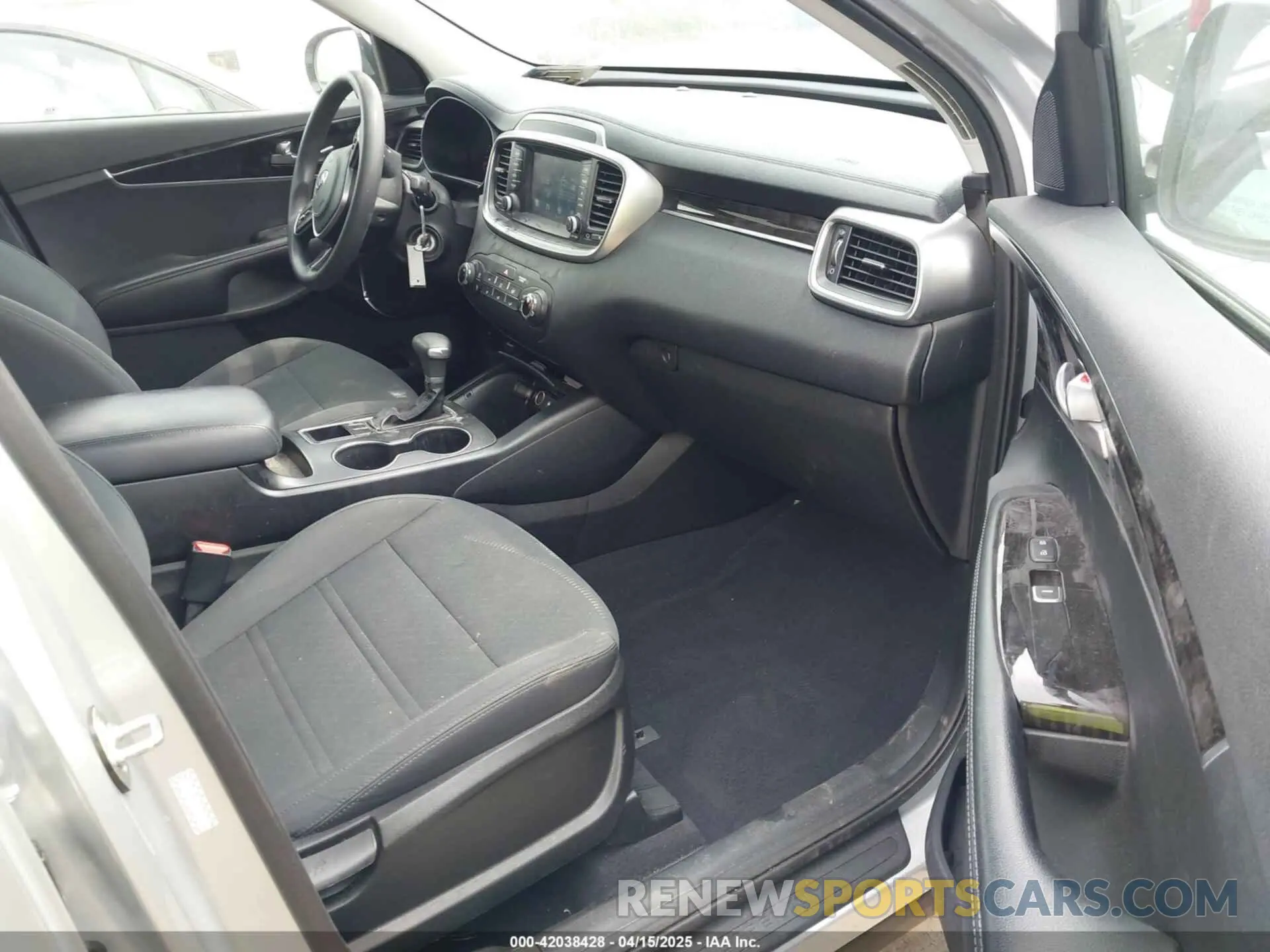 5 Photograph of a damaged car 5XYPG4A30KG592930 KIA SORENTO 2019