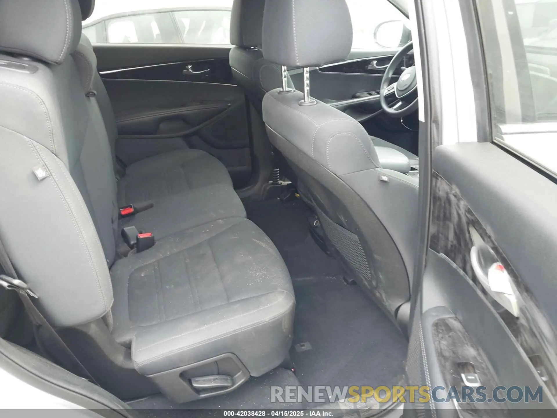 8 Photograph of a damaged car 5XYPG4A30KG592930 KIA SORENTO 2019