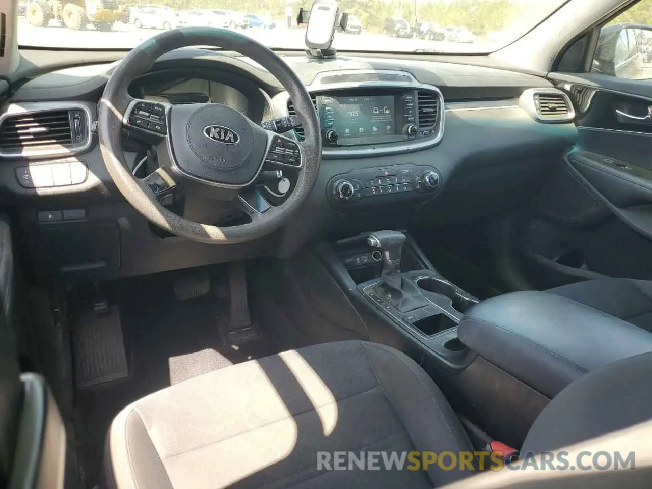 8 Photograph of a damaged car 5XYPG4A30KG595424 KIA SORENTO 2019