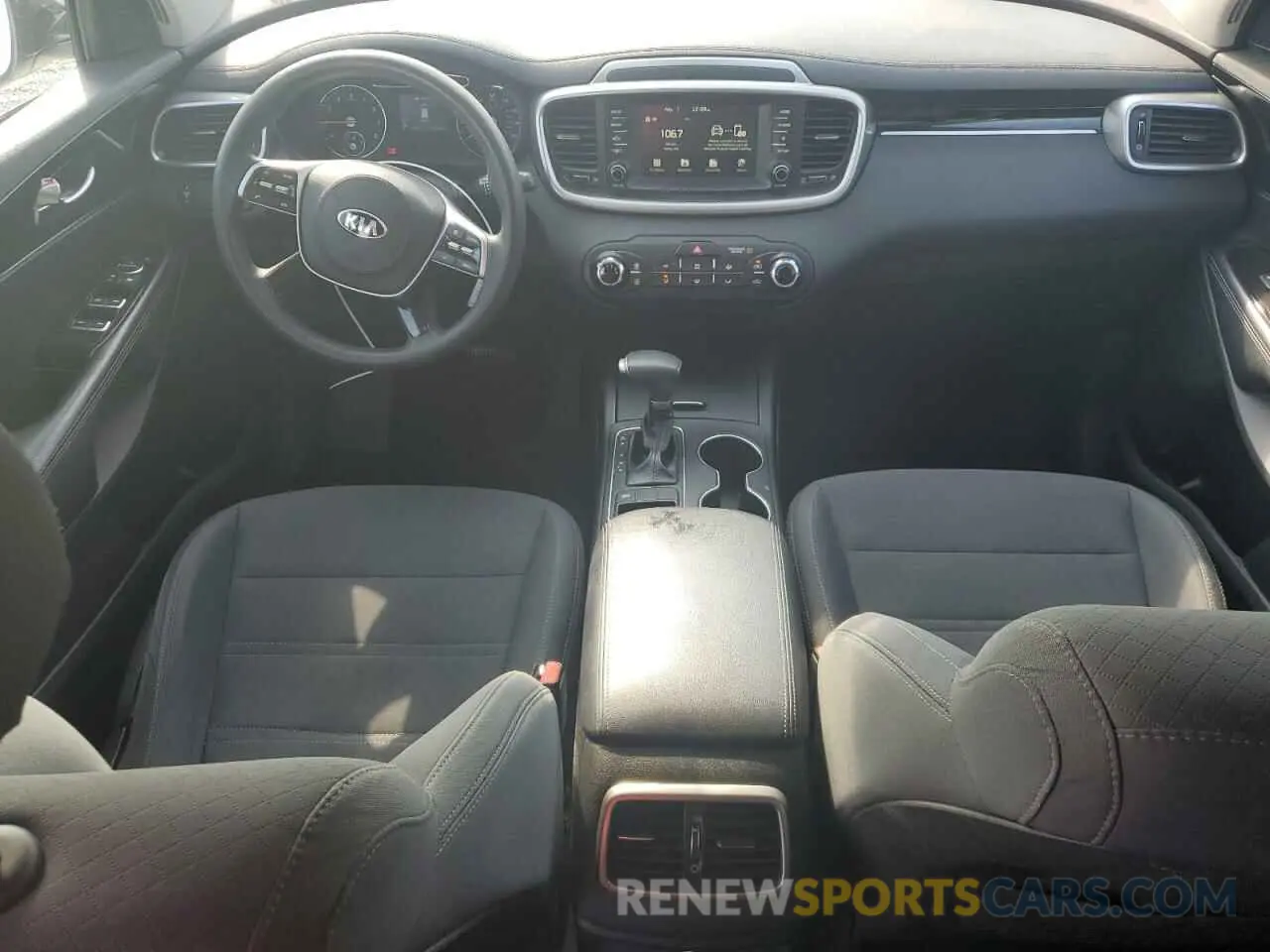 8 Photograph of a damaged car 5XYPG4A30KG599330 KIA SORENTO 2019