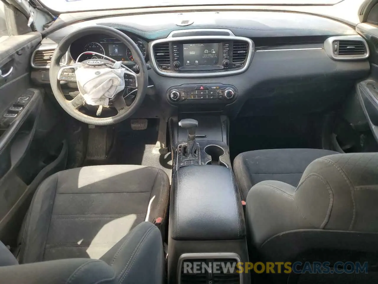 8 Photograph of a damaged car 5XYPG4A30KG610486 KIA SORENTO 2019
