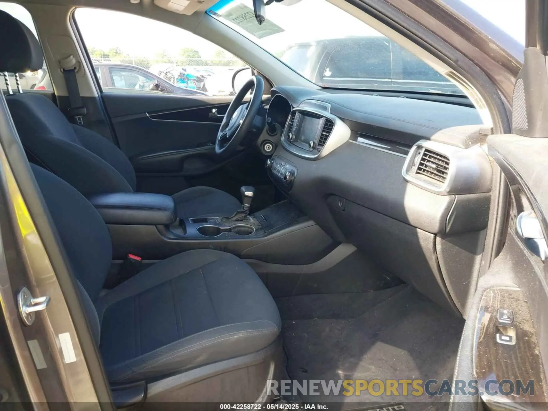 5 Photograph of a damaged car 5XYPG4A31KG449825 KIA SORENTO 2019