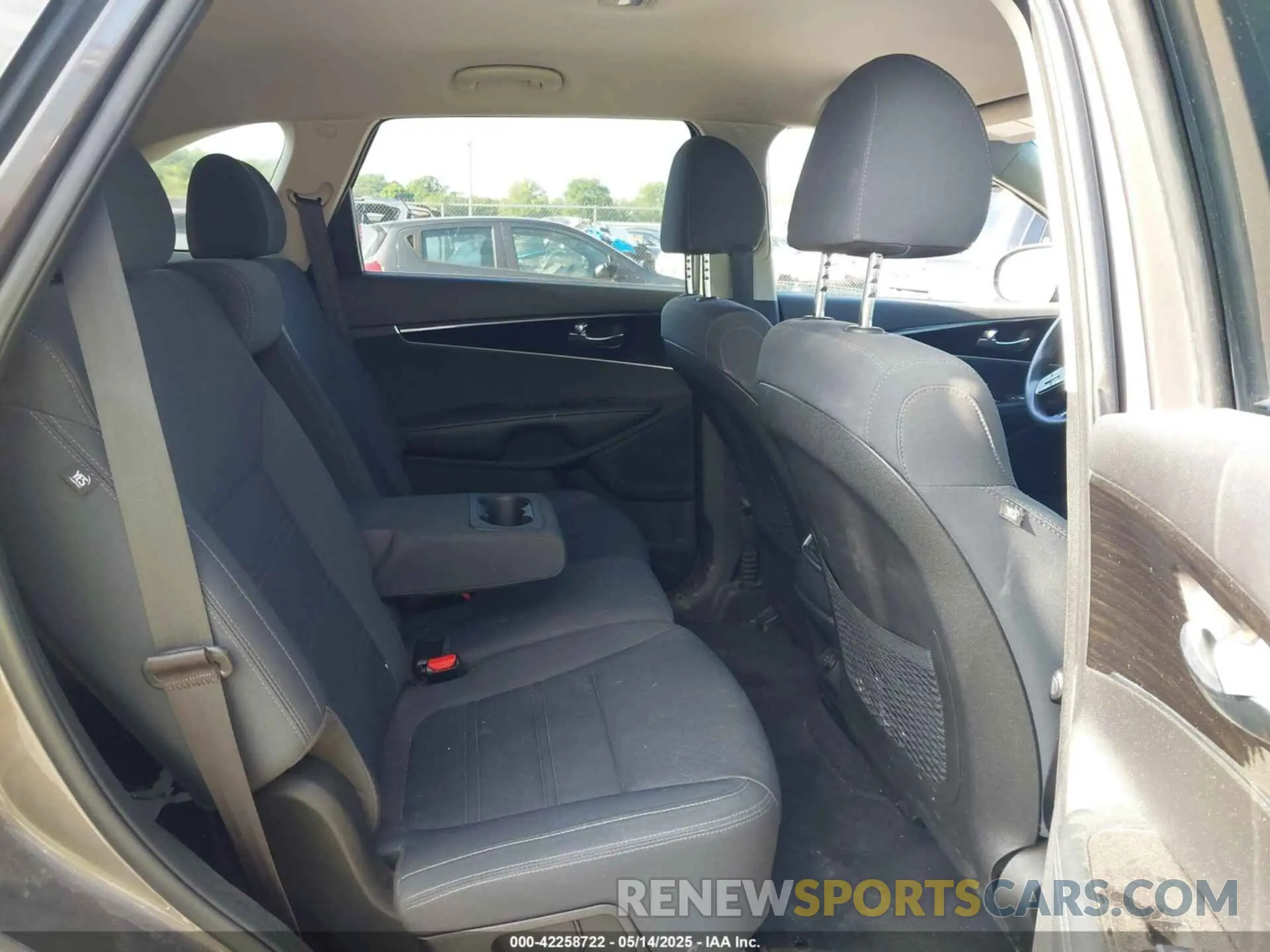 8 Photograph of a damaged car 5XYPG4A31KG449825 KIA SORENTO 2019