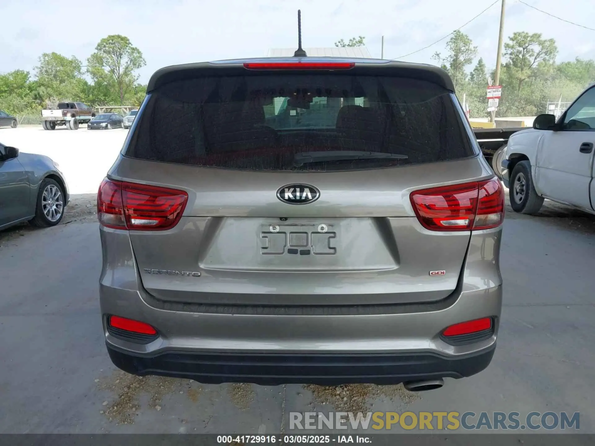 17 Photograph of a damaged car 5XYPG4A31KG543915 KIA SORENTO 2019