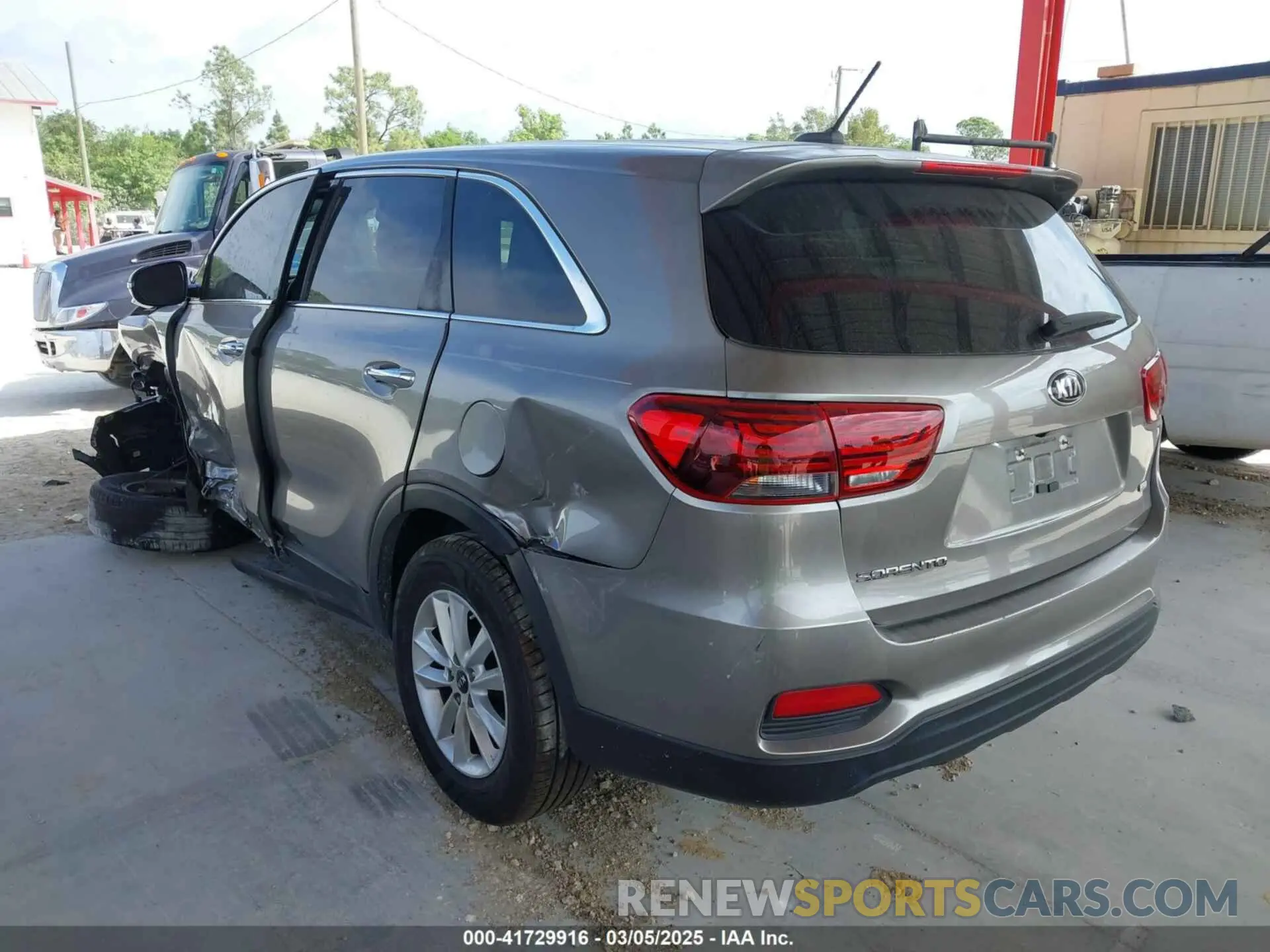3 Photograph of a damaged car 5XYPG4A31KG543915 KIA SORENTO 2019
