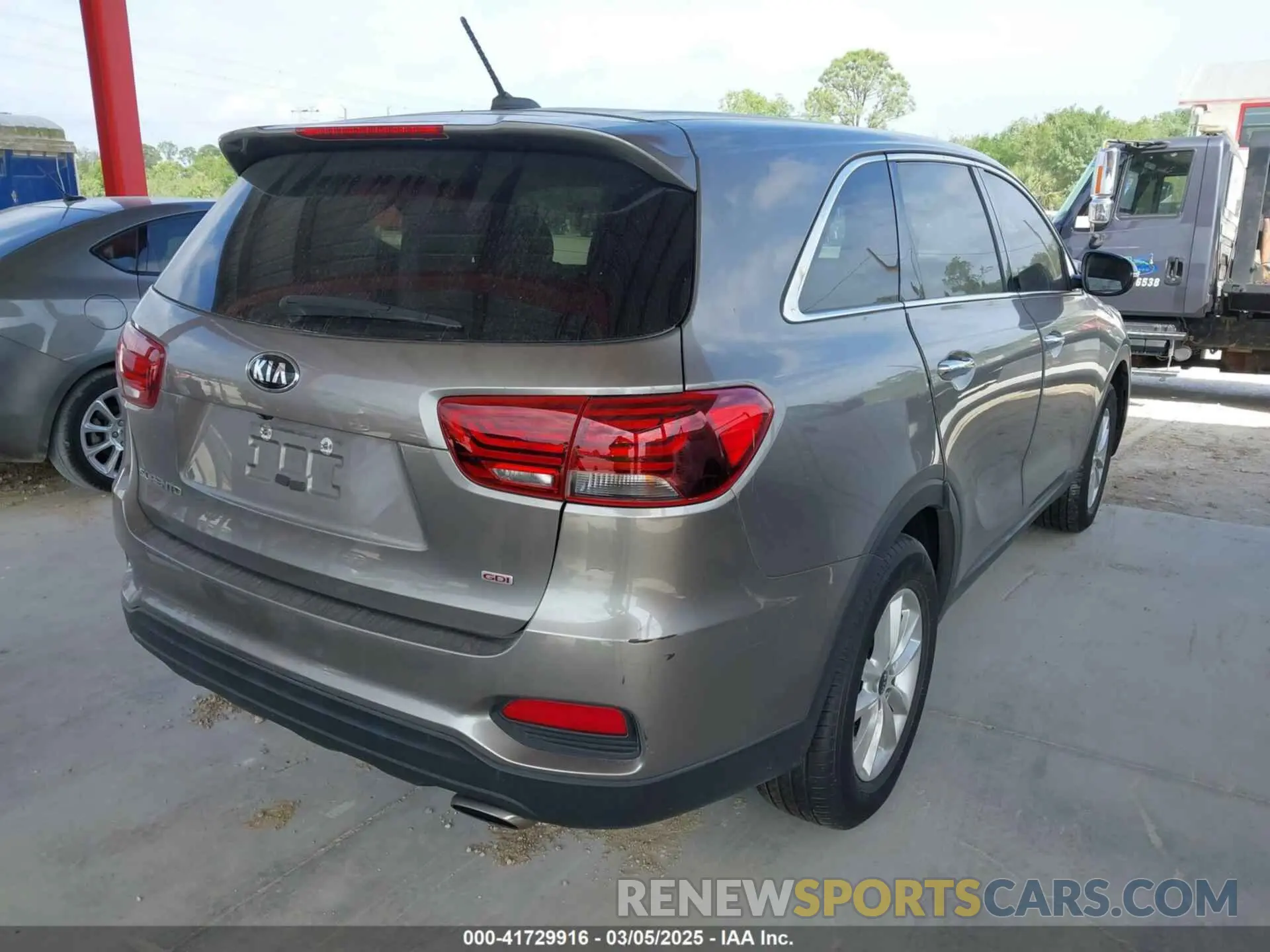 4 Photograph of a damaged car 5XYPG4A31KG543915 KIA SORENTO 2019