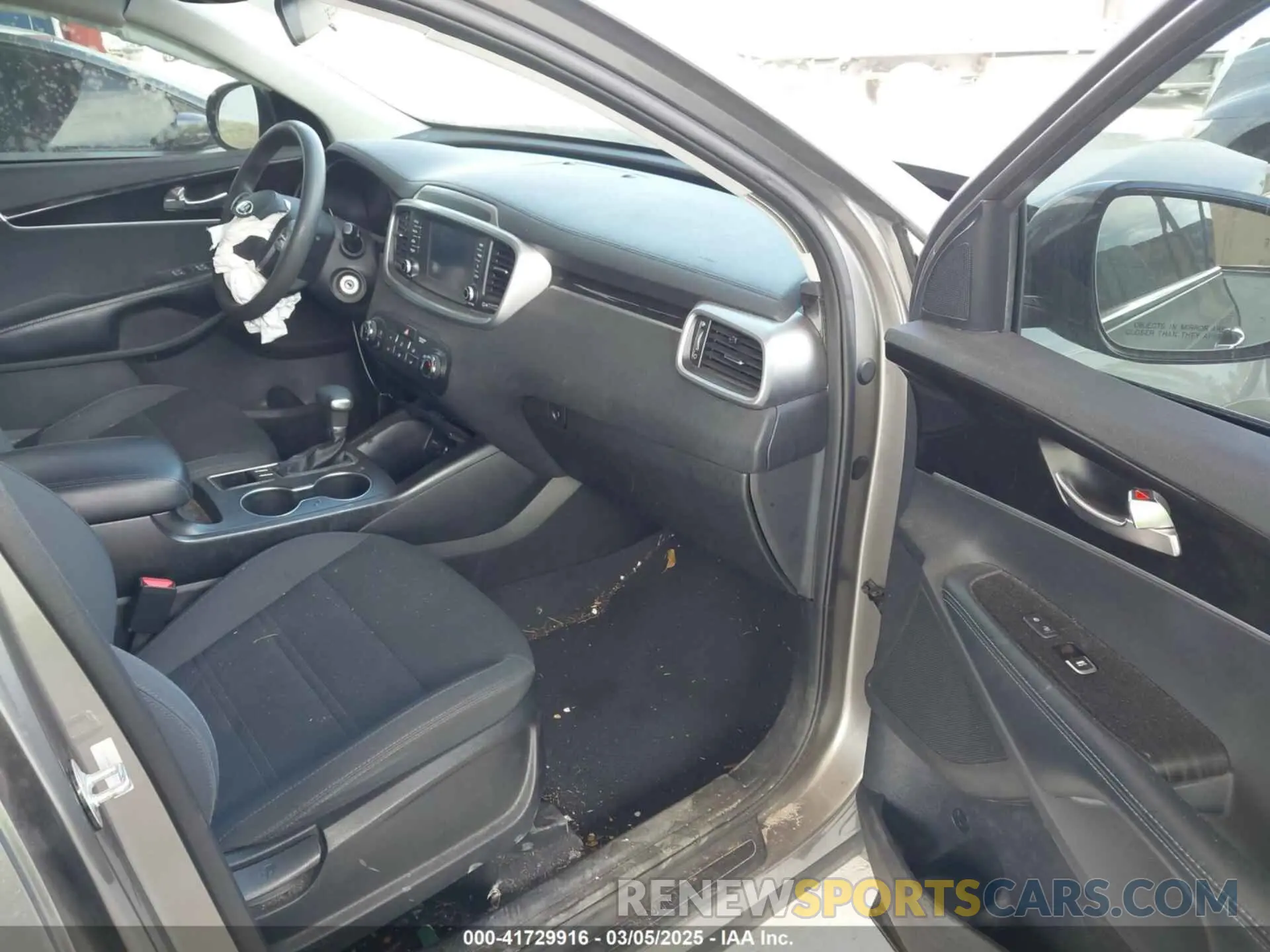 5 Photograph of a damaged car 5XYPG4A31KG543915 KIA SORENTO 2019