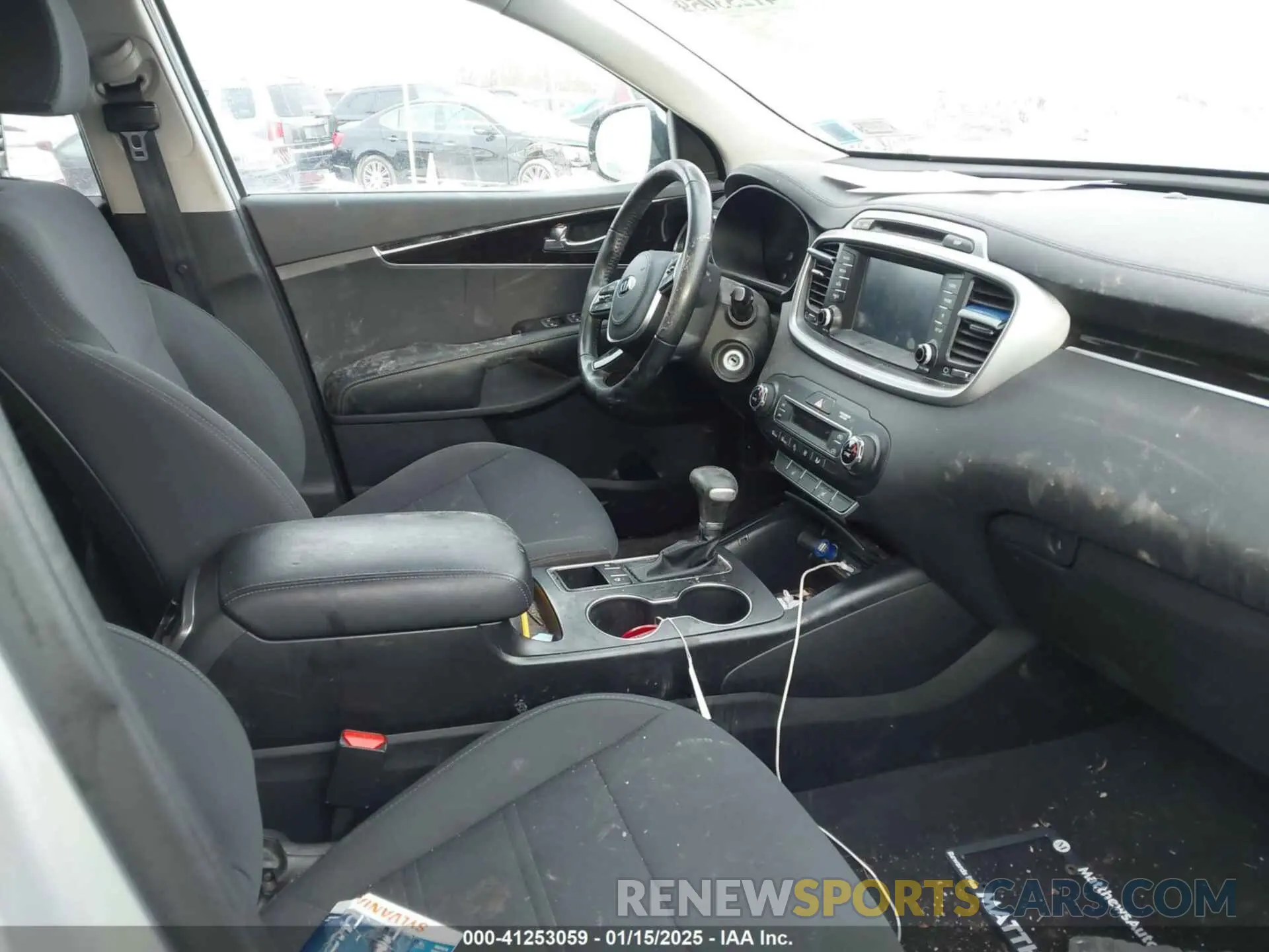 5 Photograph of a damaged car 5XYPG4A31KG547981 KIA SORENTO 2019