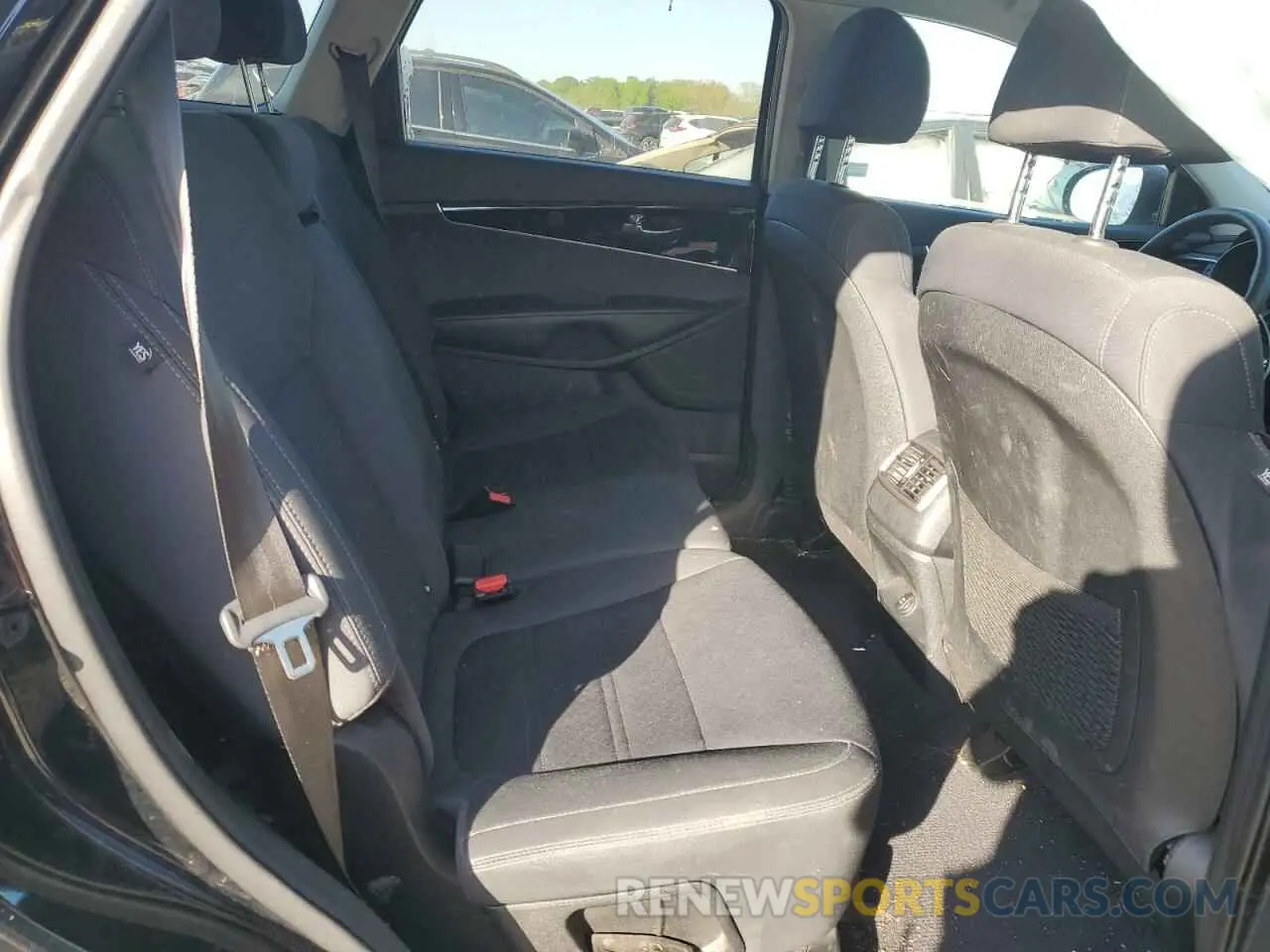 11 Photograph of a damaged car 5XYPG4A31KG585341 KIA SORENTO 2019