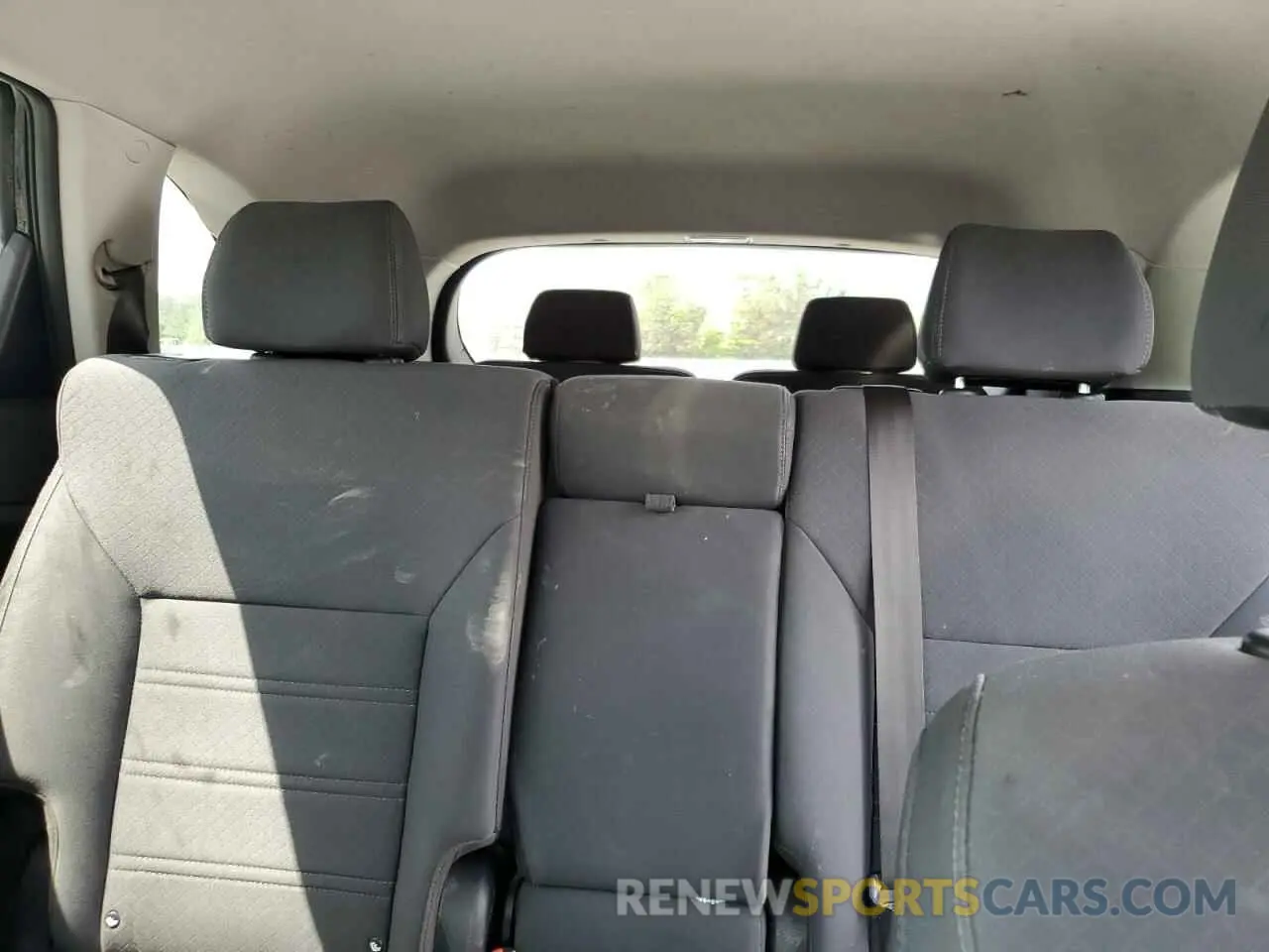 10 Photograph of a damaged car 5XYPG4A31KG586005 KIA SORENTO 2019