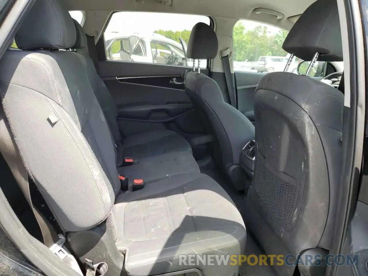 11 Photograph of a damaged car 5XYPG4A31KG586005 KIA SORENTO 2019