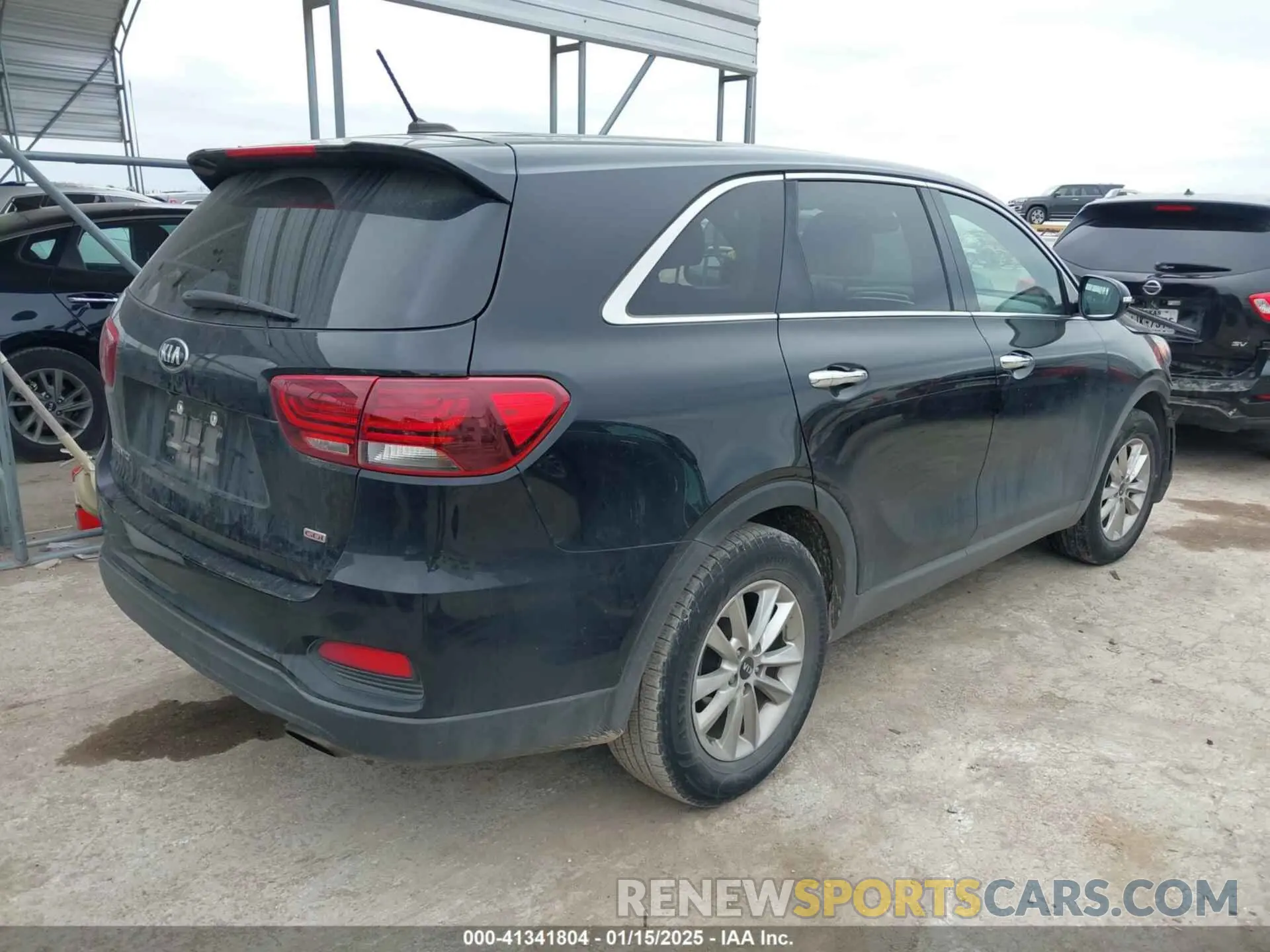 4 Photograph of a damaged car 5XYPG4A32KG467377 KIA SORENTO 2019